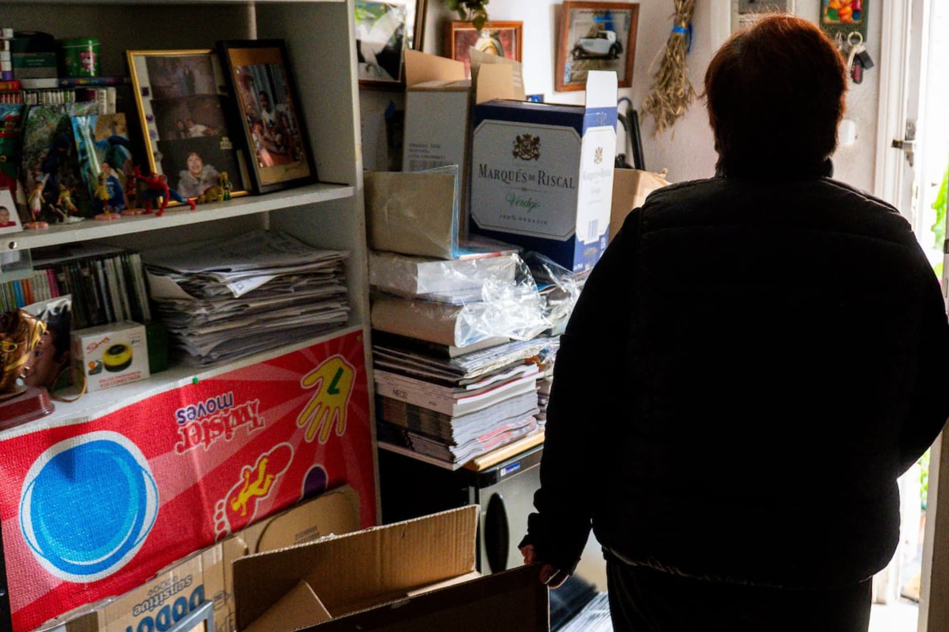 سیلوئت زنی در اتاق شلوغ و قفسه پر از وسایل 