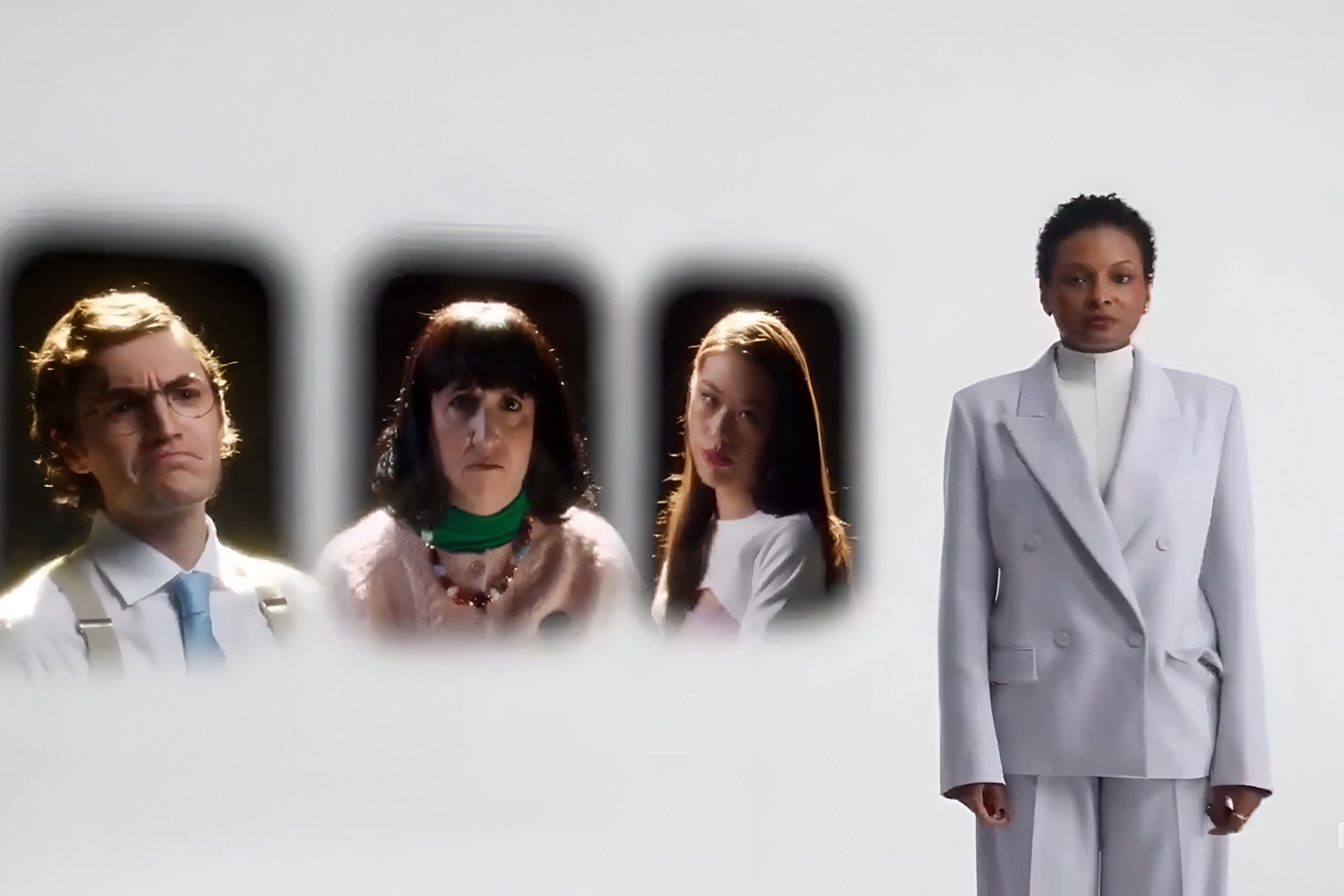 یک زن سیاه‌پوست در کنار چهره‌ی سه نفر دیگر