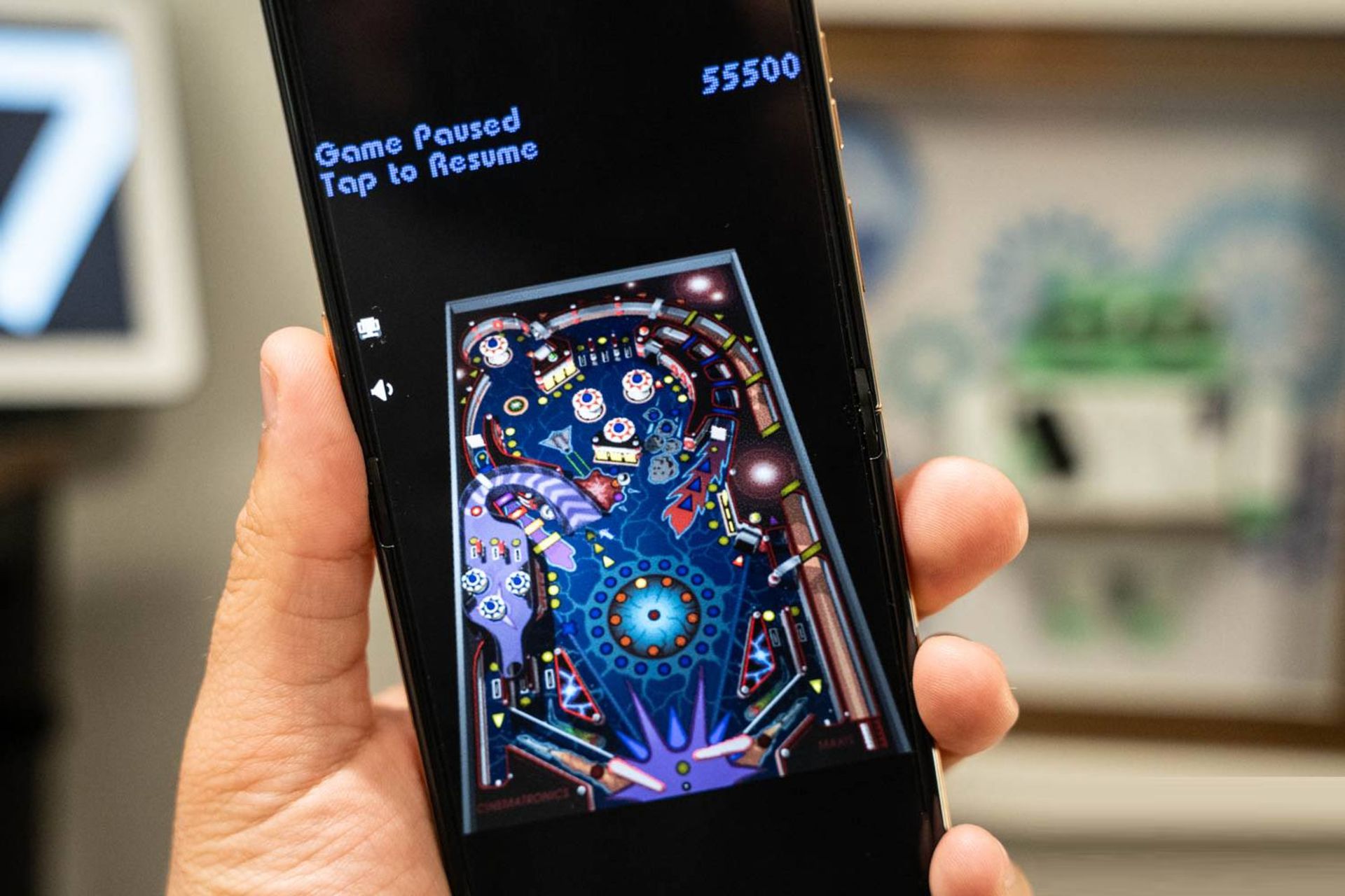 نسخه موبایلی بازی PinBall ویندوز ایکس پی روی گوشی در دست