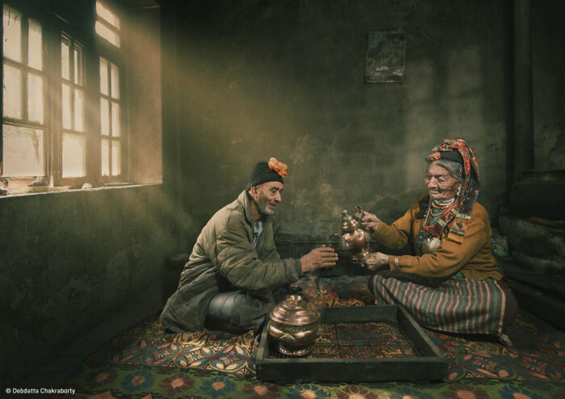 چای نوشیدن زن و مرد پیر - صبحانه با بروکپا