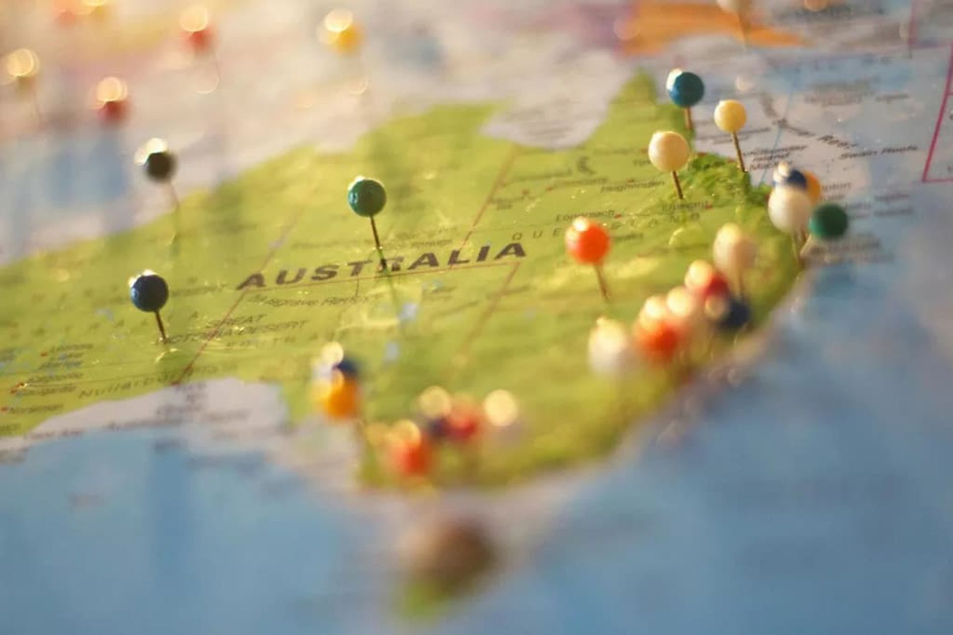 سوزن‌های رنگی روی نقشه کاغذی از استرالیا