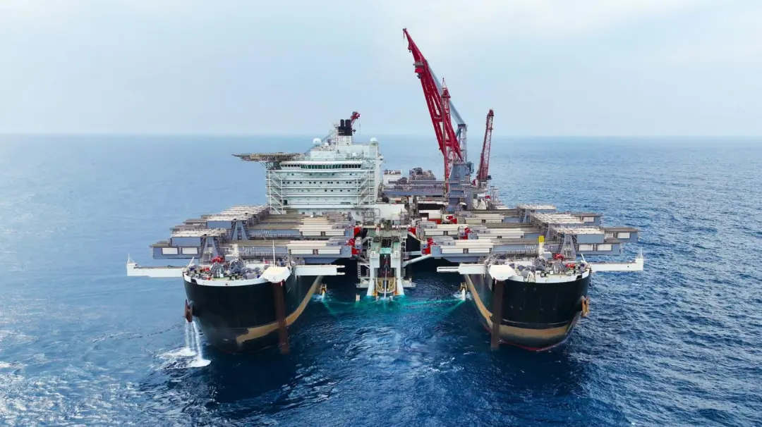 کشتی حمل سنگین پایونیرینگ اسپیریت (Pioneering Spirit) در میان اقیانوس