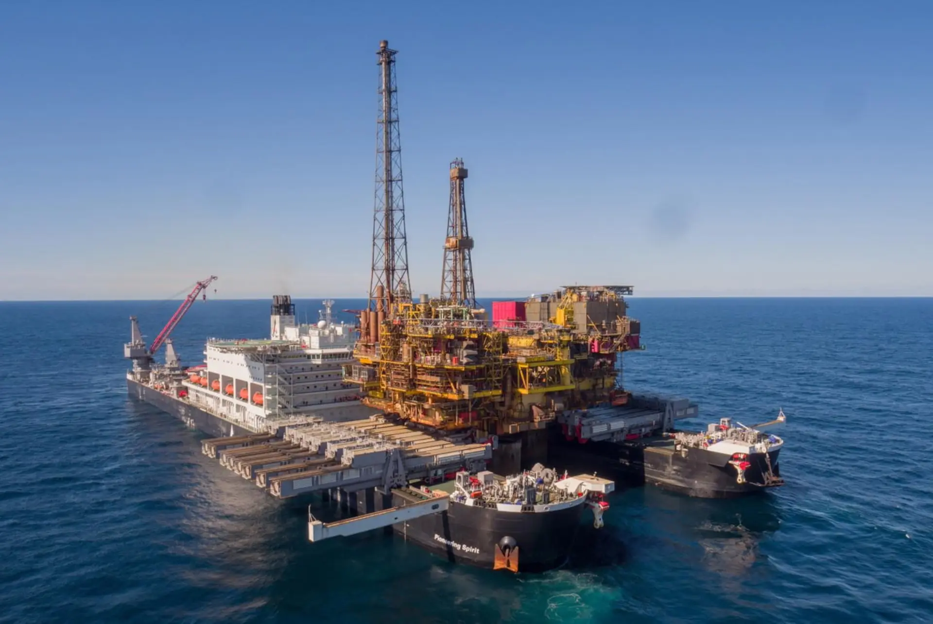 کشتی پایونیرینگ اسپیریت (Pioneering Spirit) در حال جابه‌جایی سکوی نفتی برنت دلتا در دریا