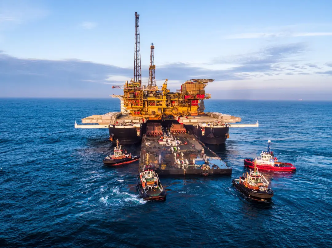 کشتی غول‌پیکر پایونیرینگ اسپیریت (Pioneering Spirit) در حال حمل سکوی برنت دلتا