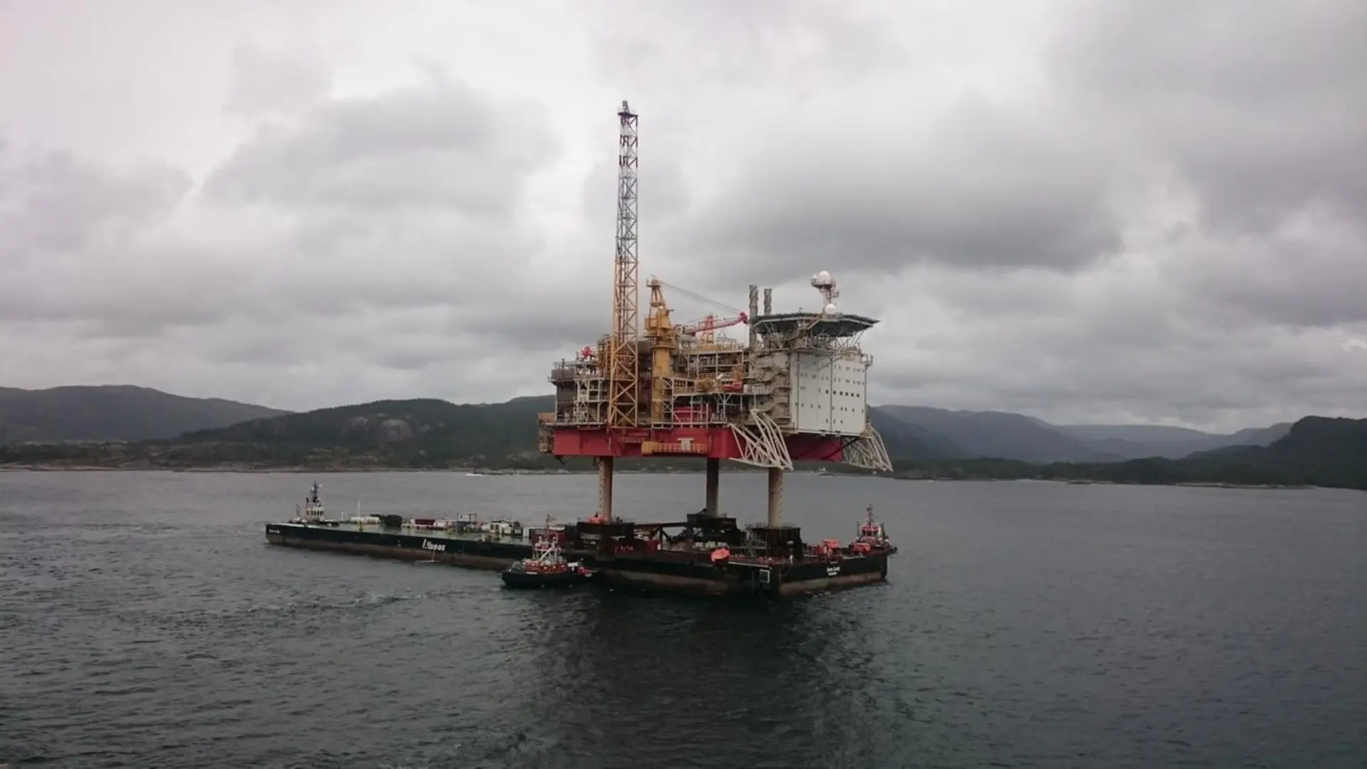 کشتی پایونیرینگ اسپیریت (Pioneering Spirit) در حال جابه‌جایی سکوی نفتی در دریا