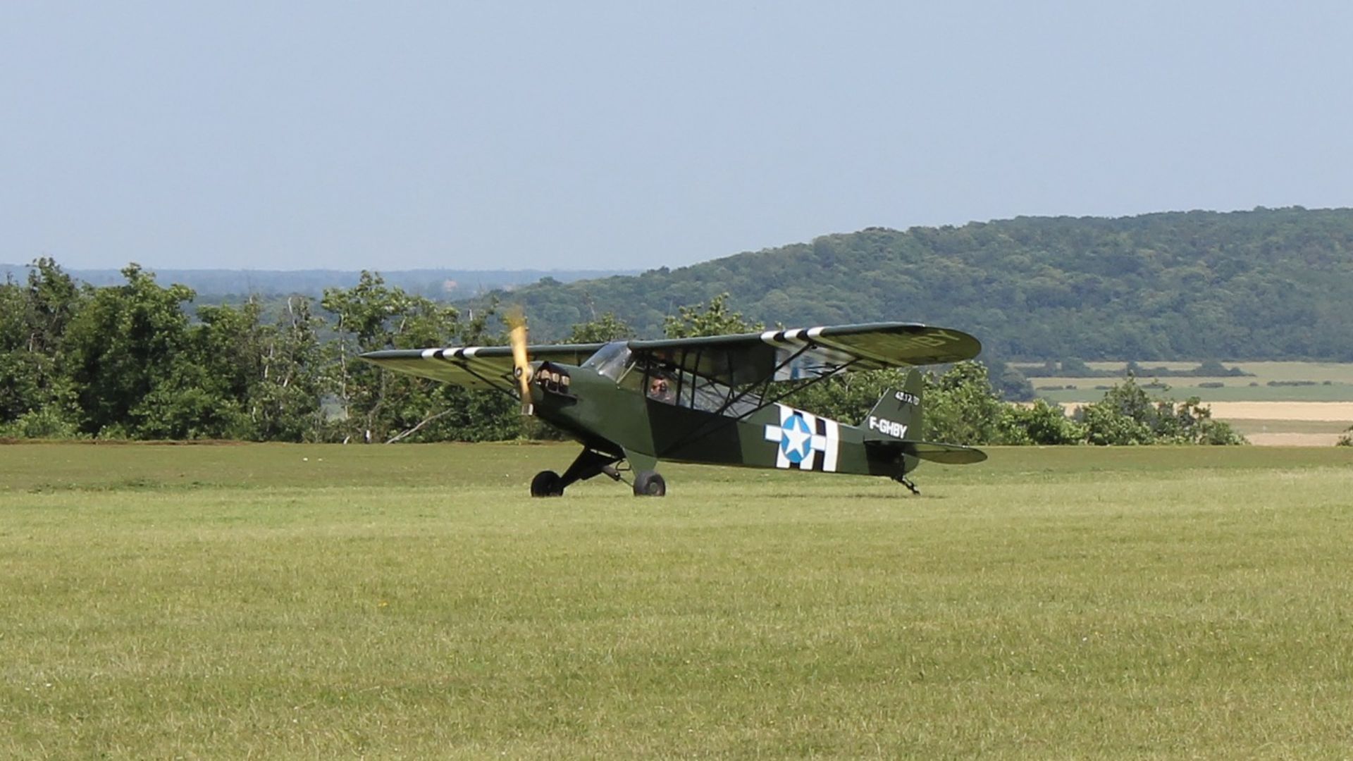 هواپیمای Piper J-3 در علفزار