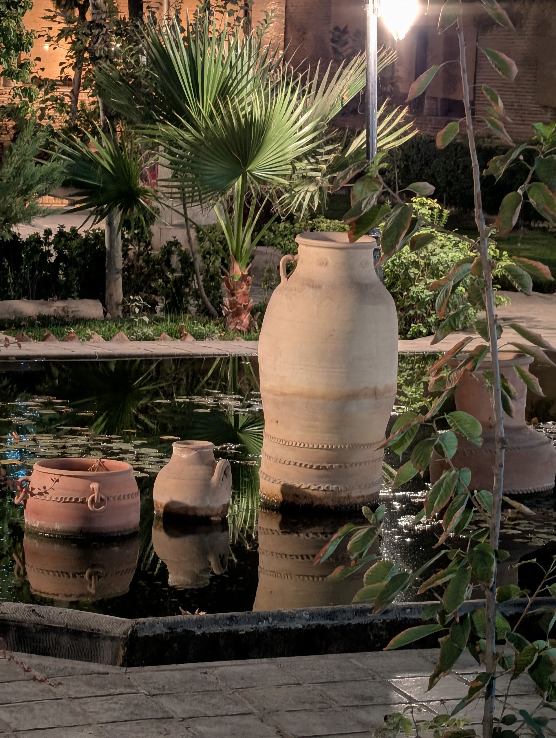 کوزه‌هایی داخل حوض آب - باغ موزه نگارستان
