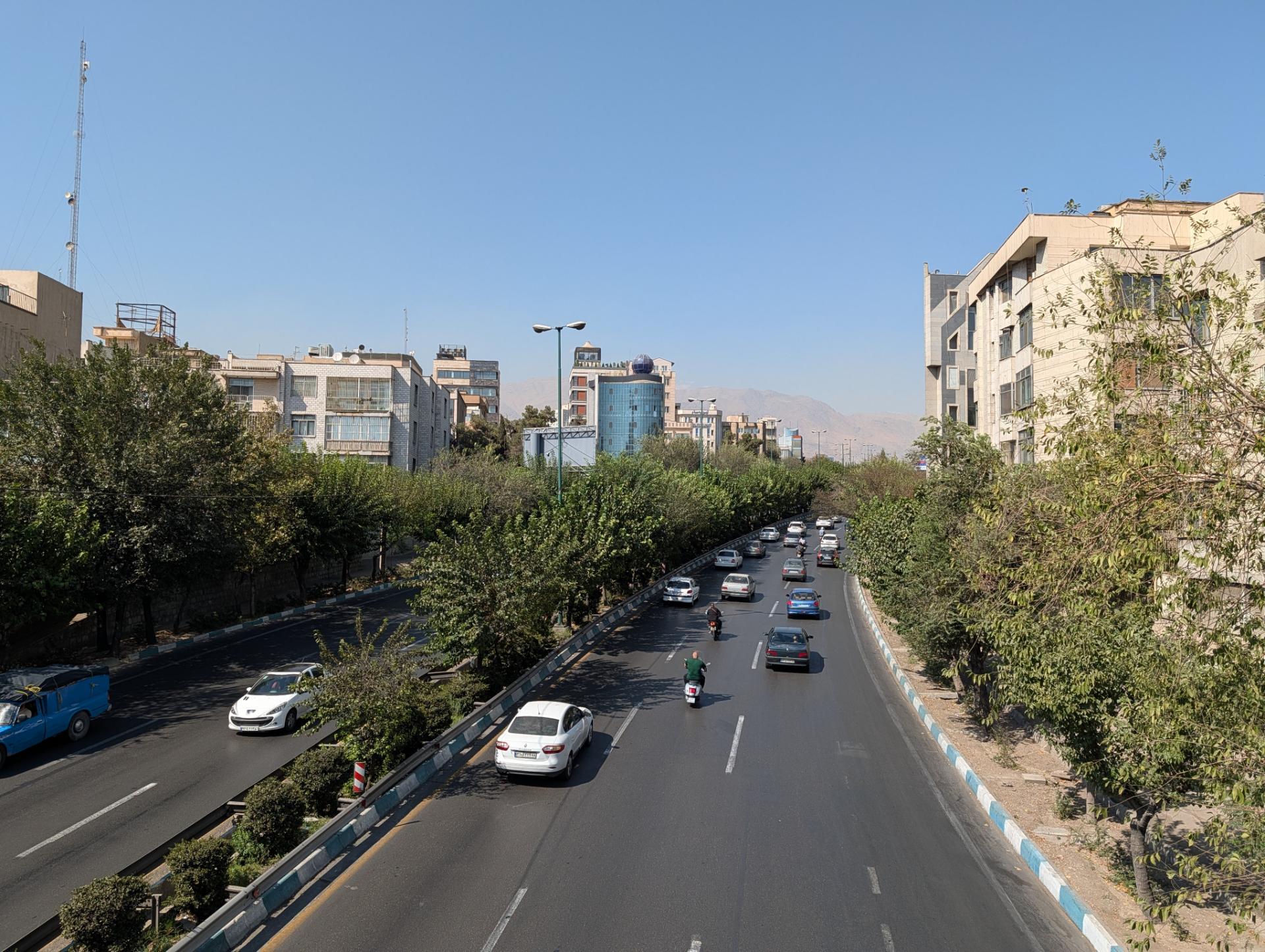 بزرگراه مدرس تهران در تابستان