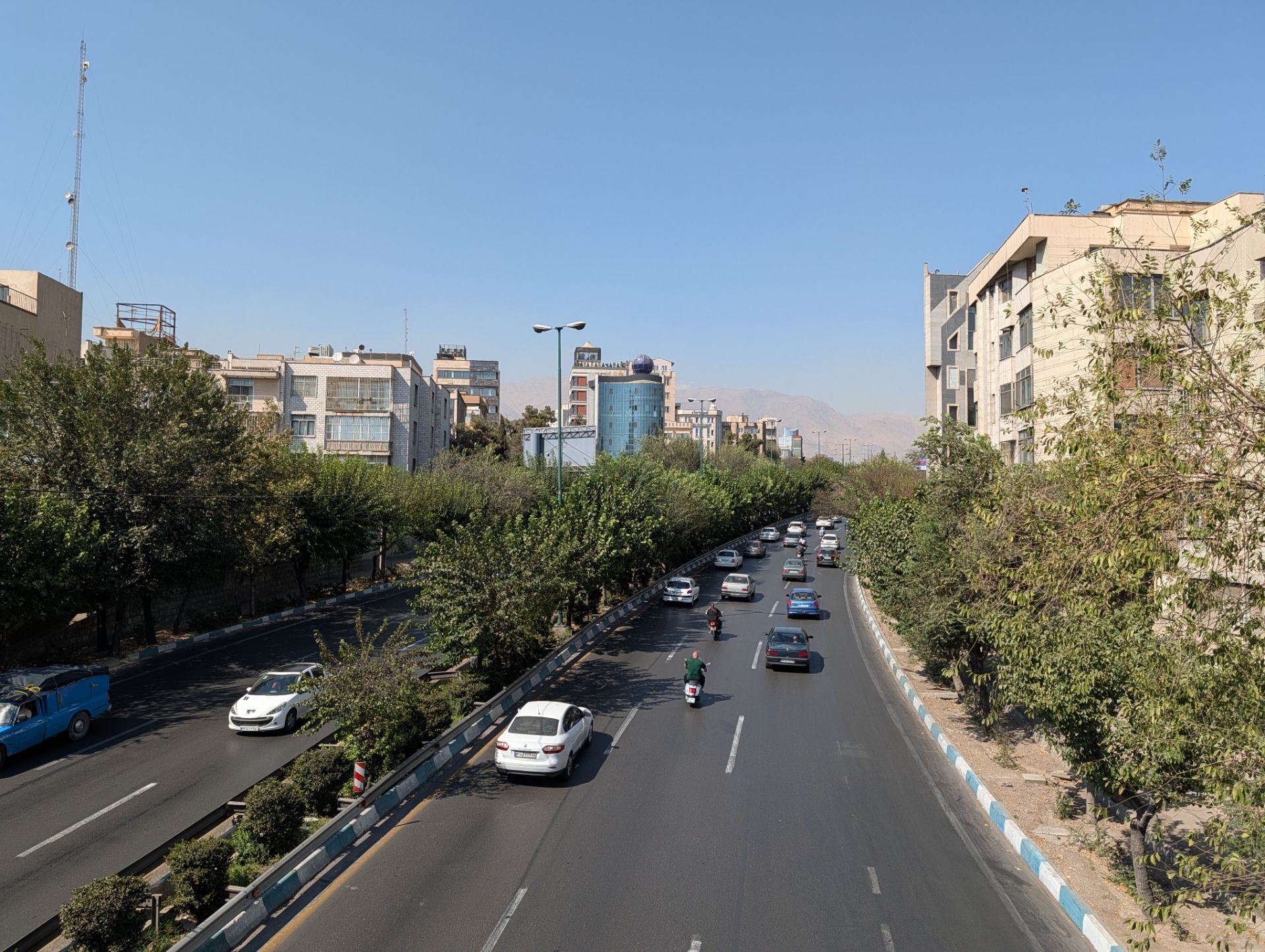 بزرگراه مدرس تهران در تابستان