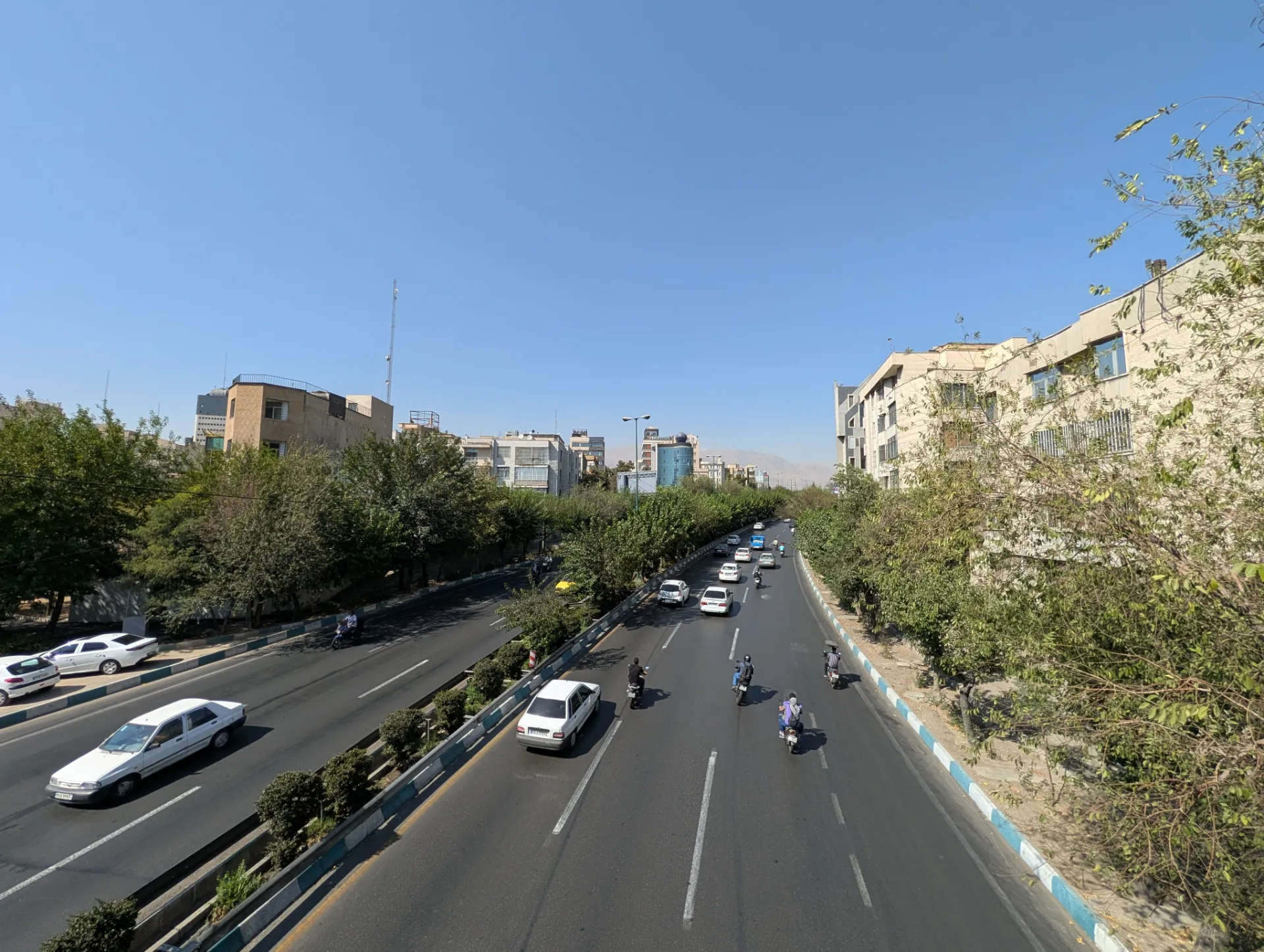 نمای فوق عریض از بزرگراه مدرس تهران