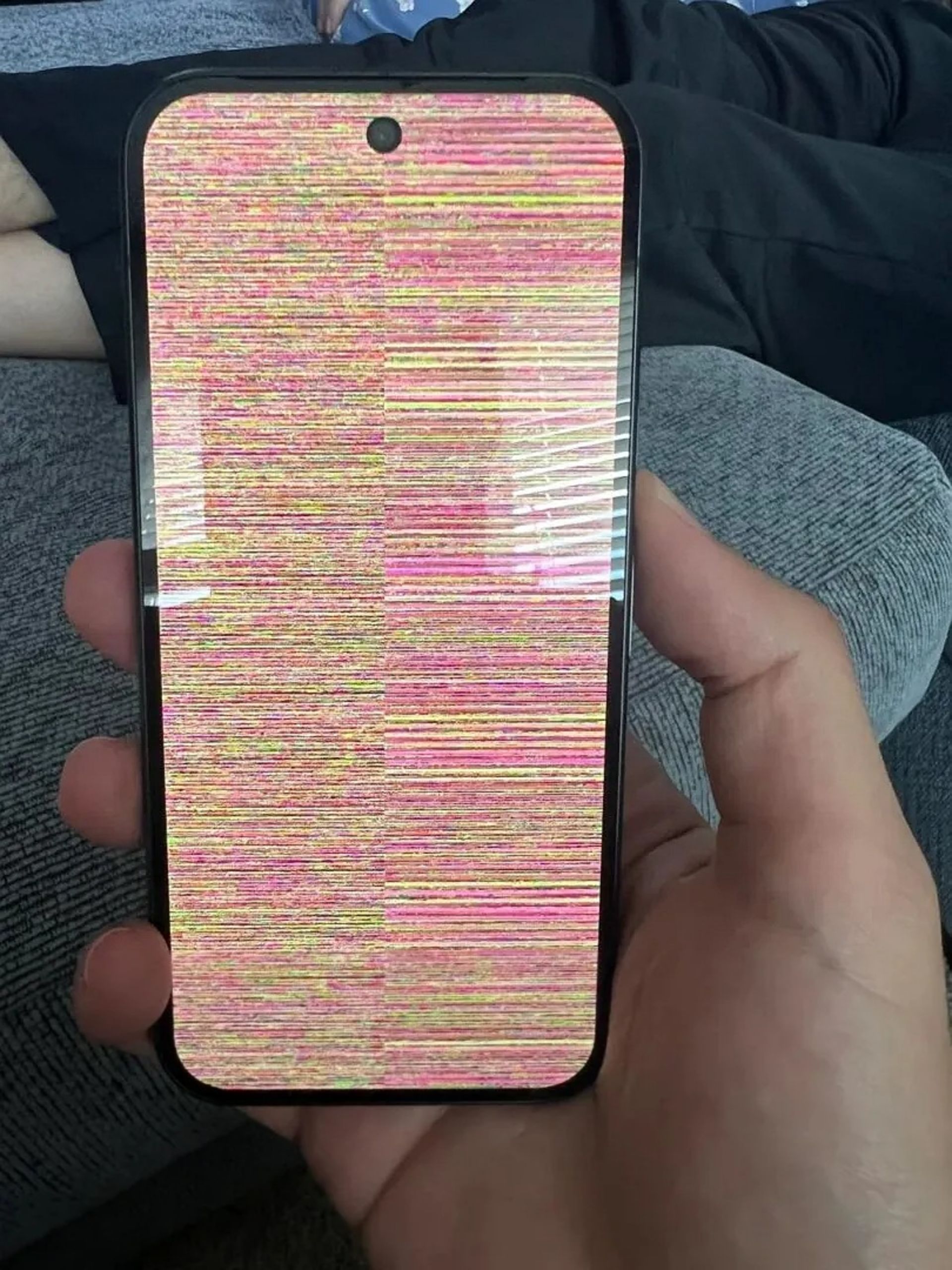 پیکسل ۱۰ با نمایشگر برفکی در دست کاربر