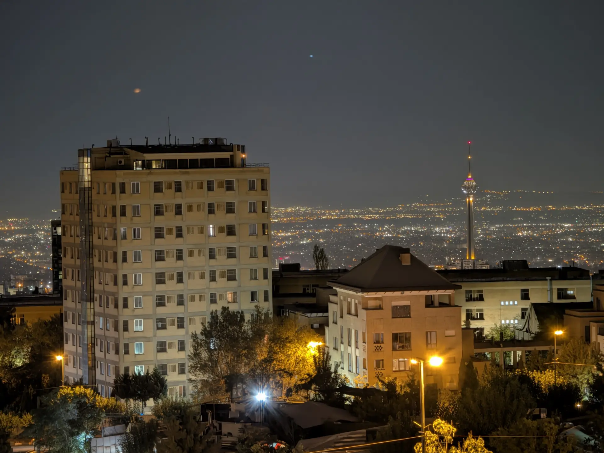 دوربین تله‌فوتو پیکسل ۱۱ پرو در شب - ۲