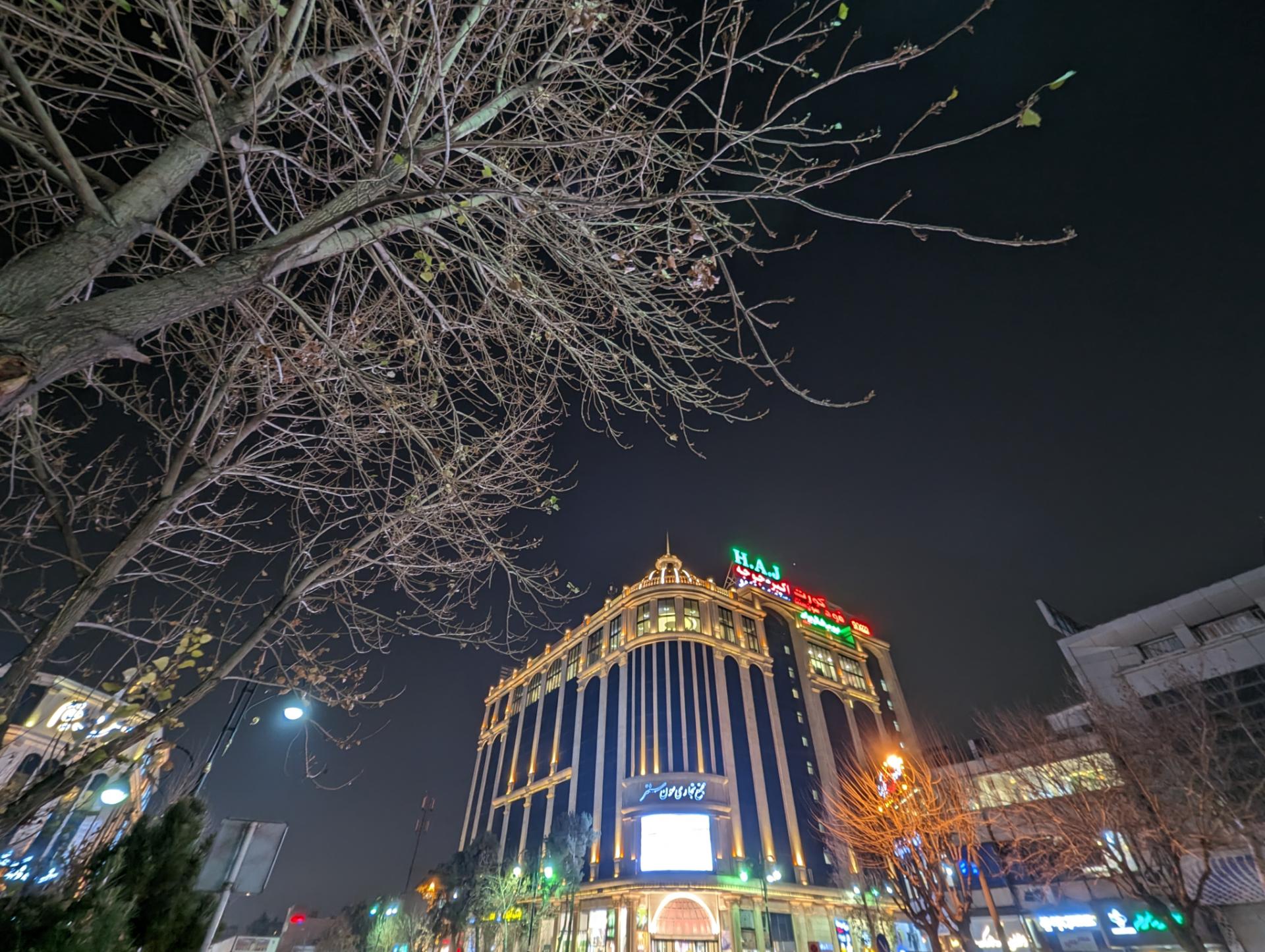 عکس دوربین اولتراواید پیکسل ۷ پرو در تاریکی ۱