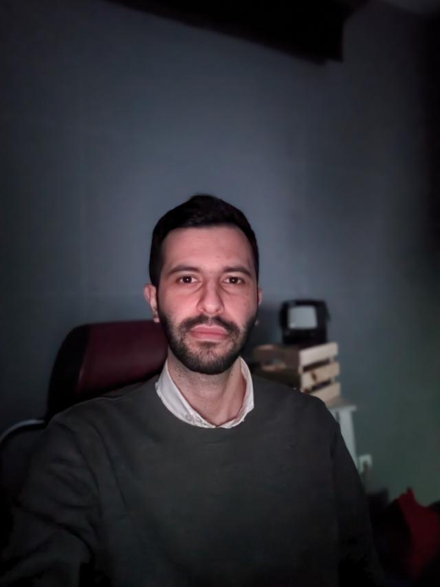 Pixel 7 Pro selfie in the dark