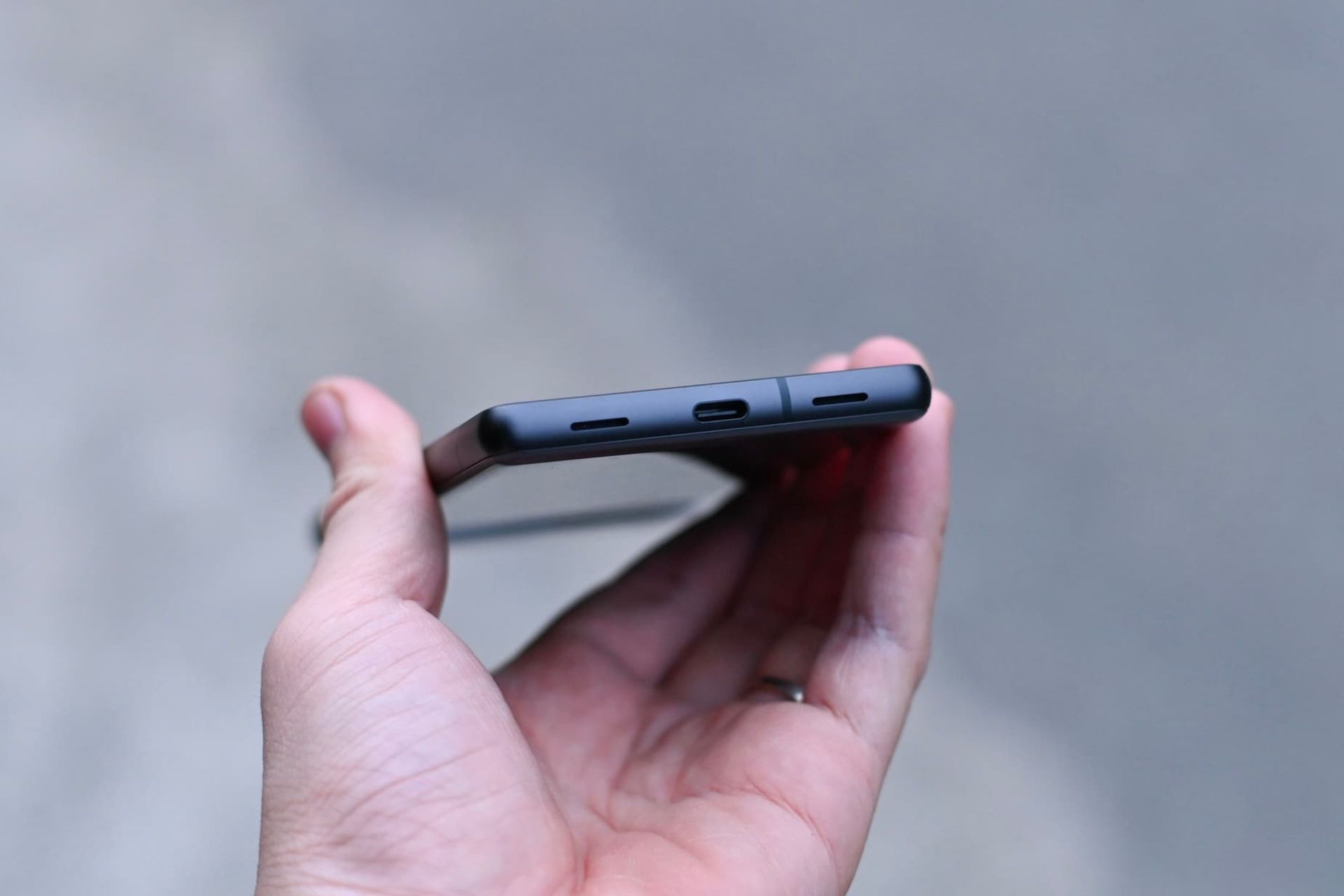 پیکسل 7a در دست از نمای زیرین