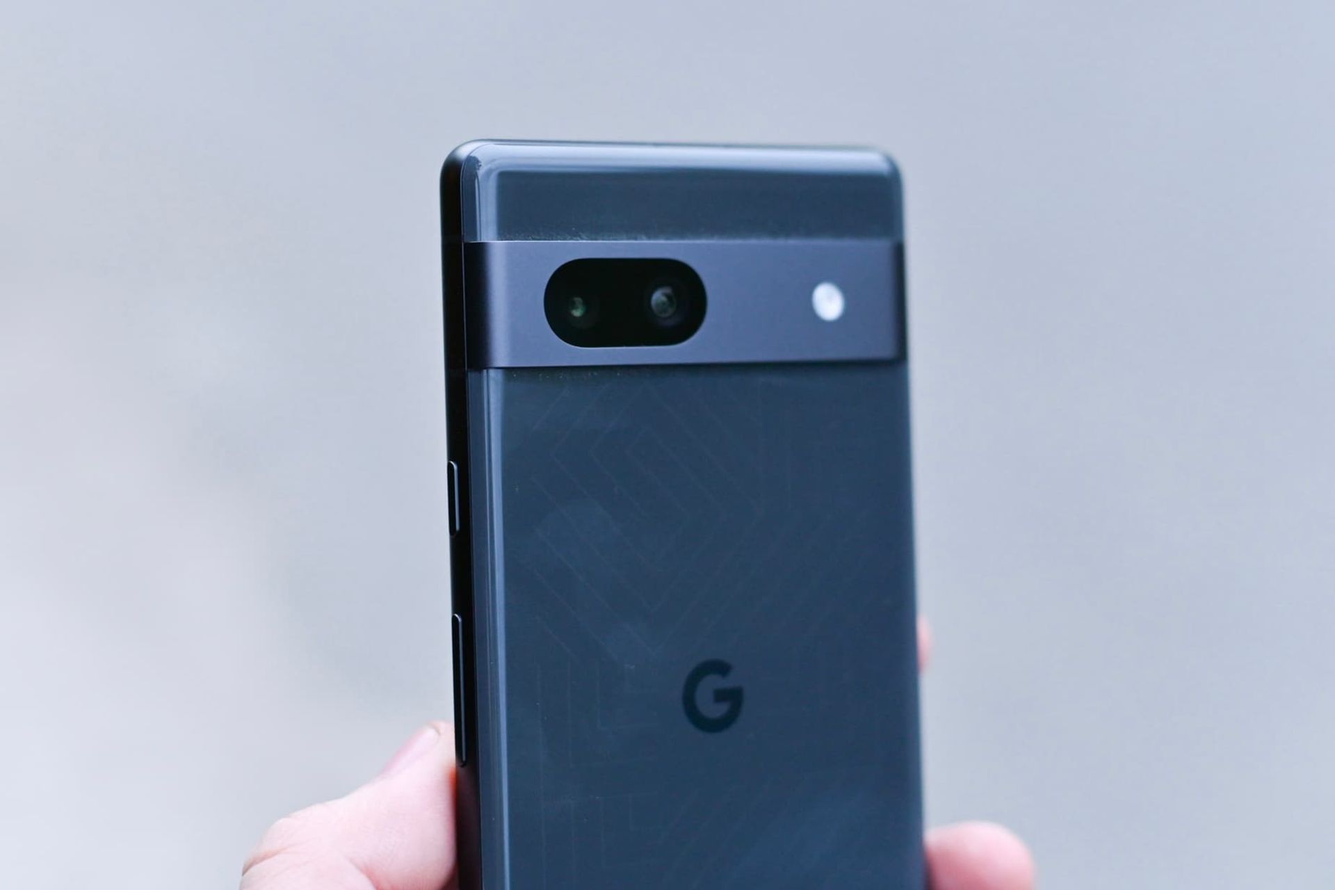 پیکسل 7a گوگل از نمای پشت در دست