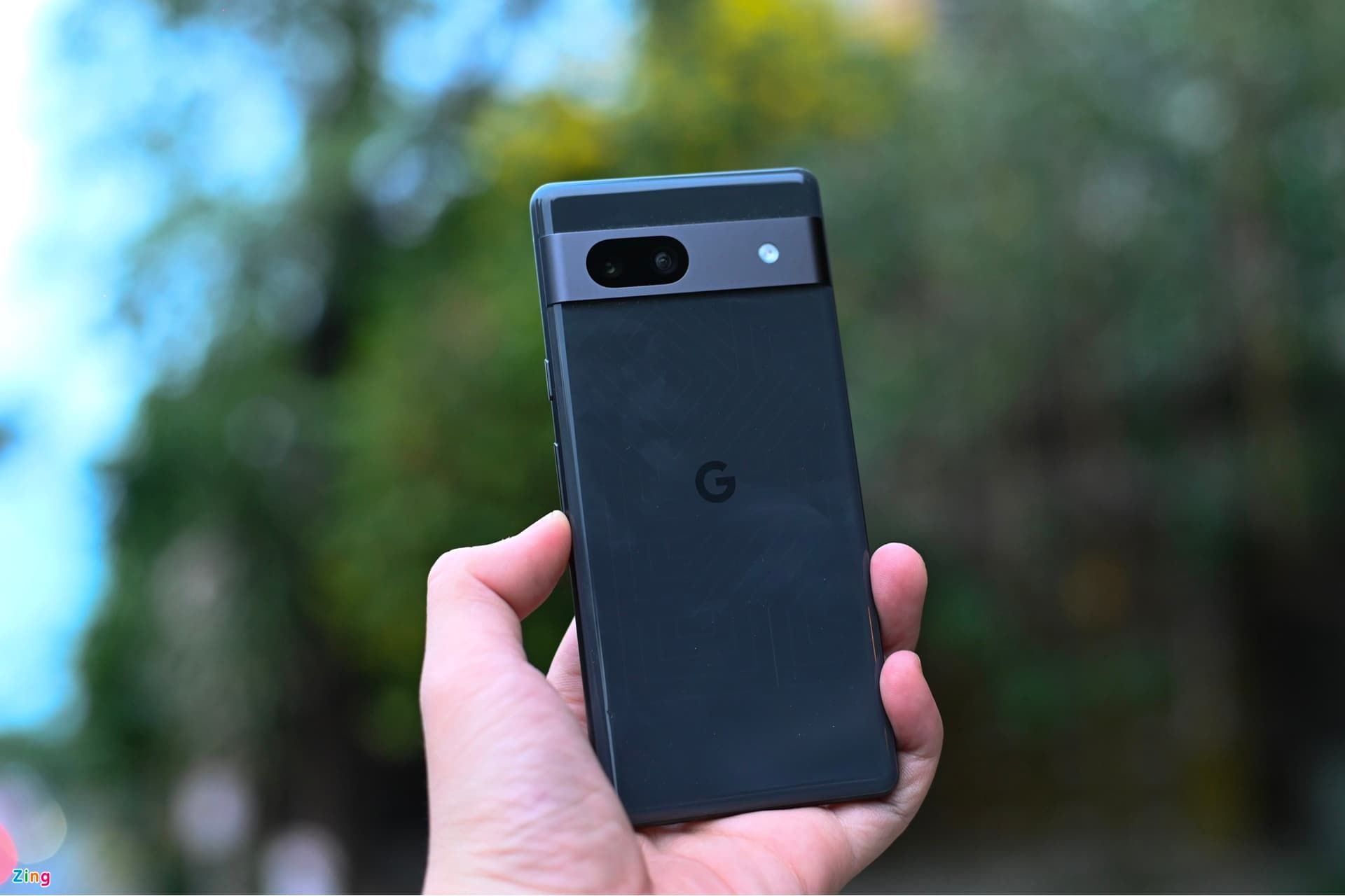 پیکسل 7a گوگل در محیط روباز