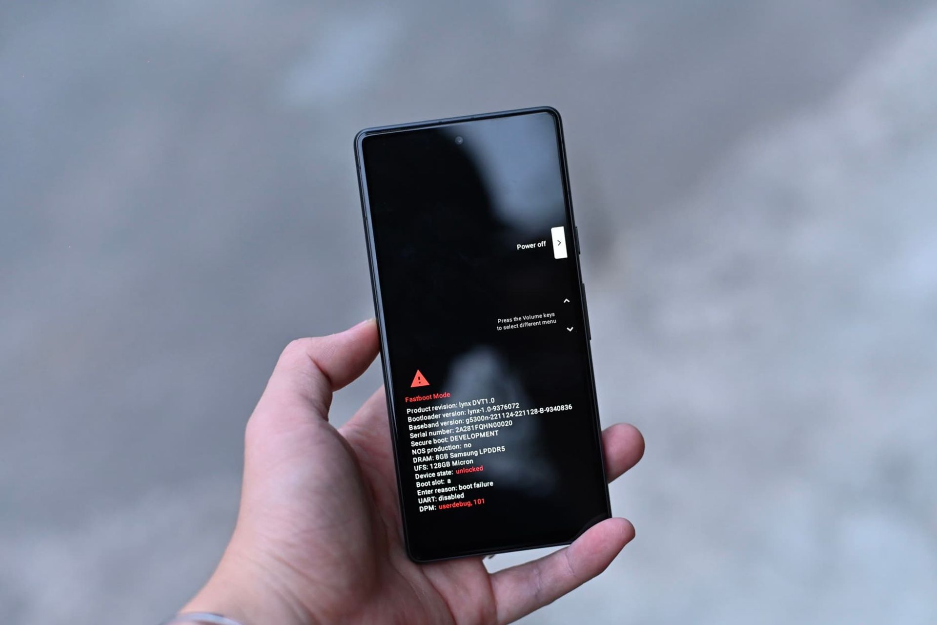 نمایشگر پیکسل 7a گوگل در دست