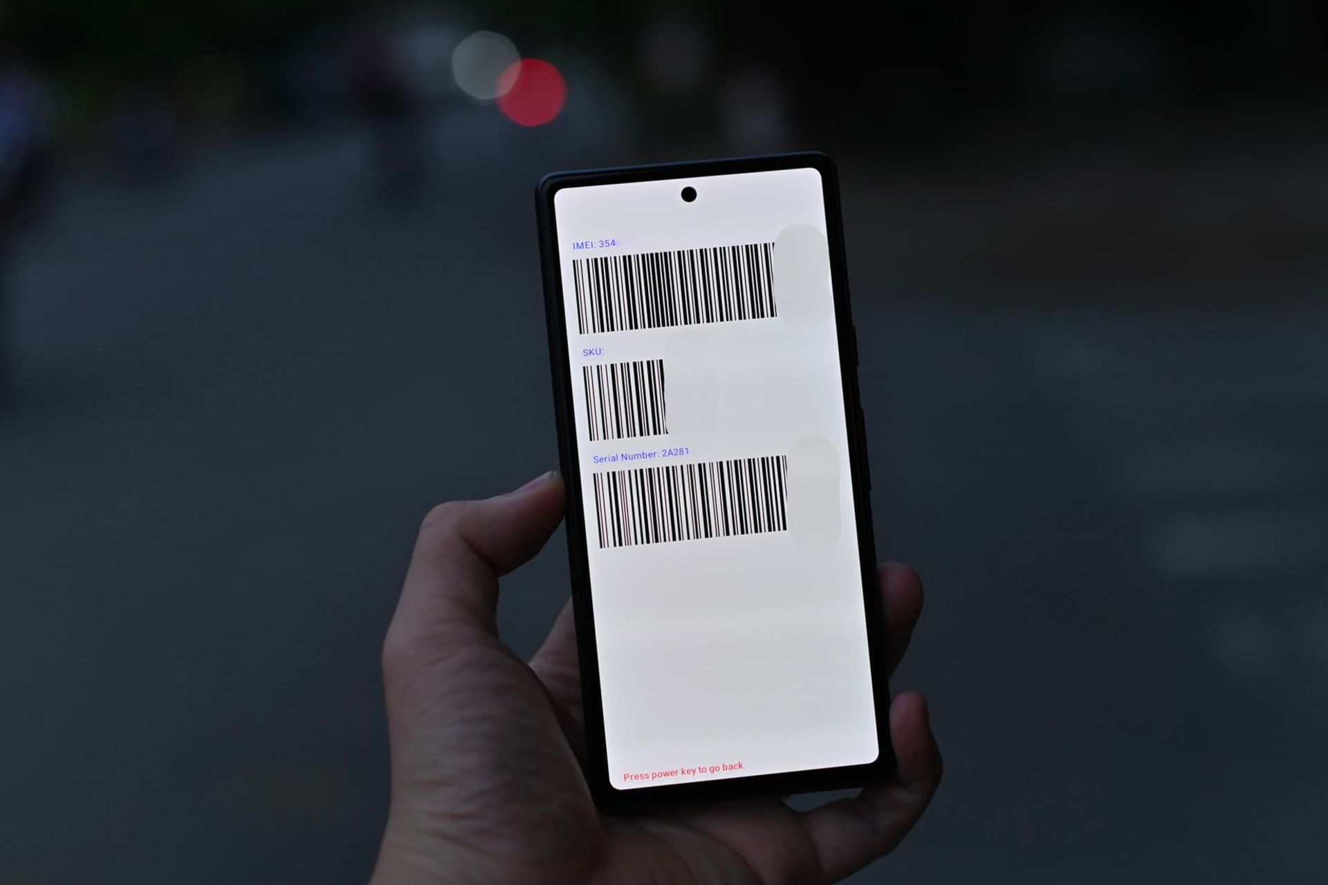 پیکسل 7a گوگل از نمای جلو در دست