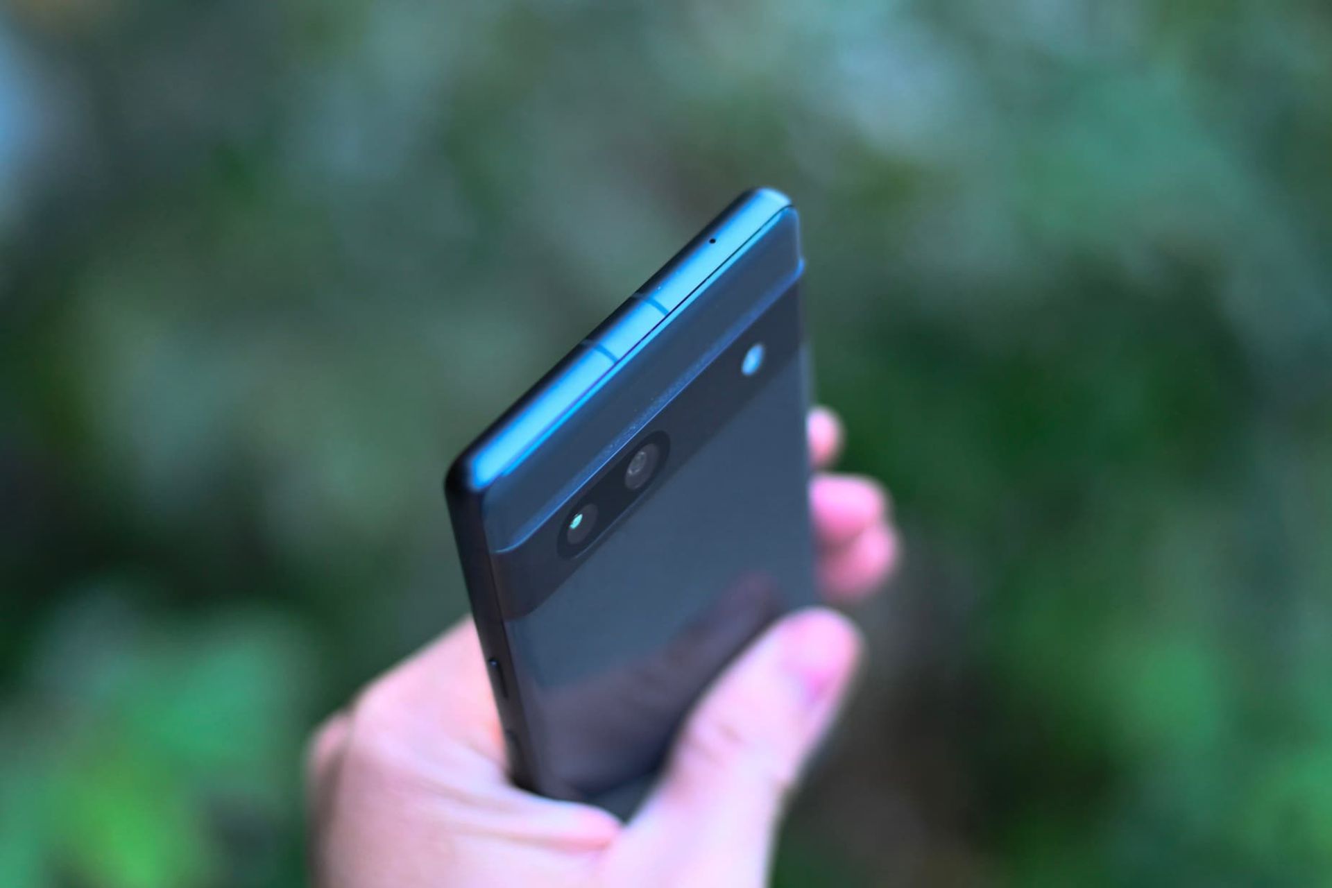 پیکسل 7a گوگل از نمای بالا در دست