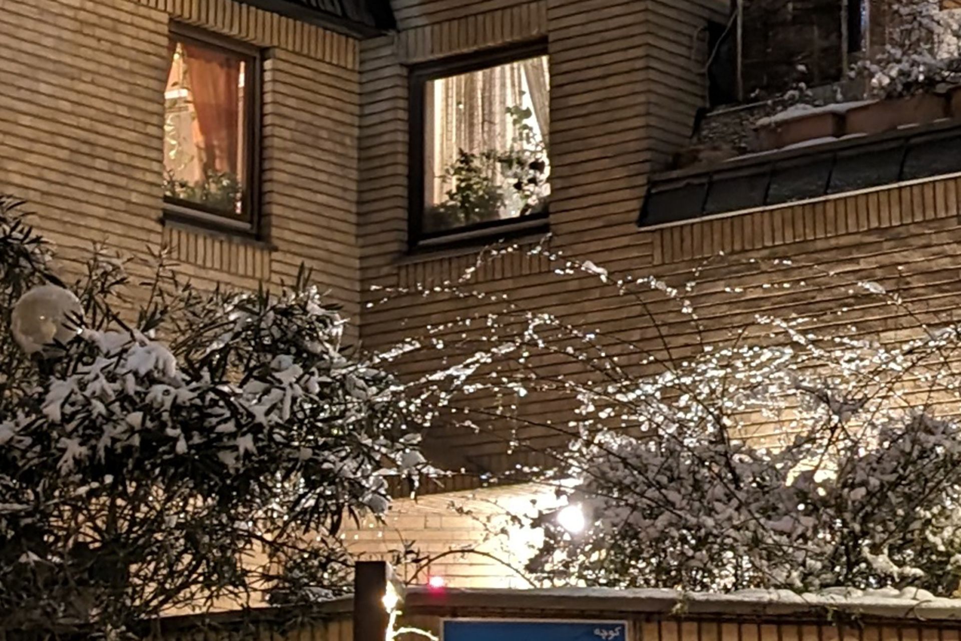 برش نزدیک عکس ساختمان زیبای جردن در شب برفی