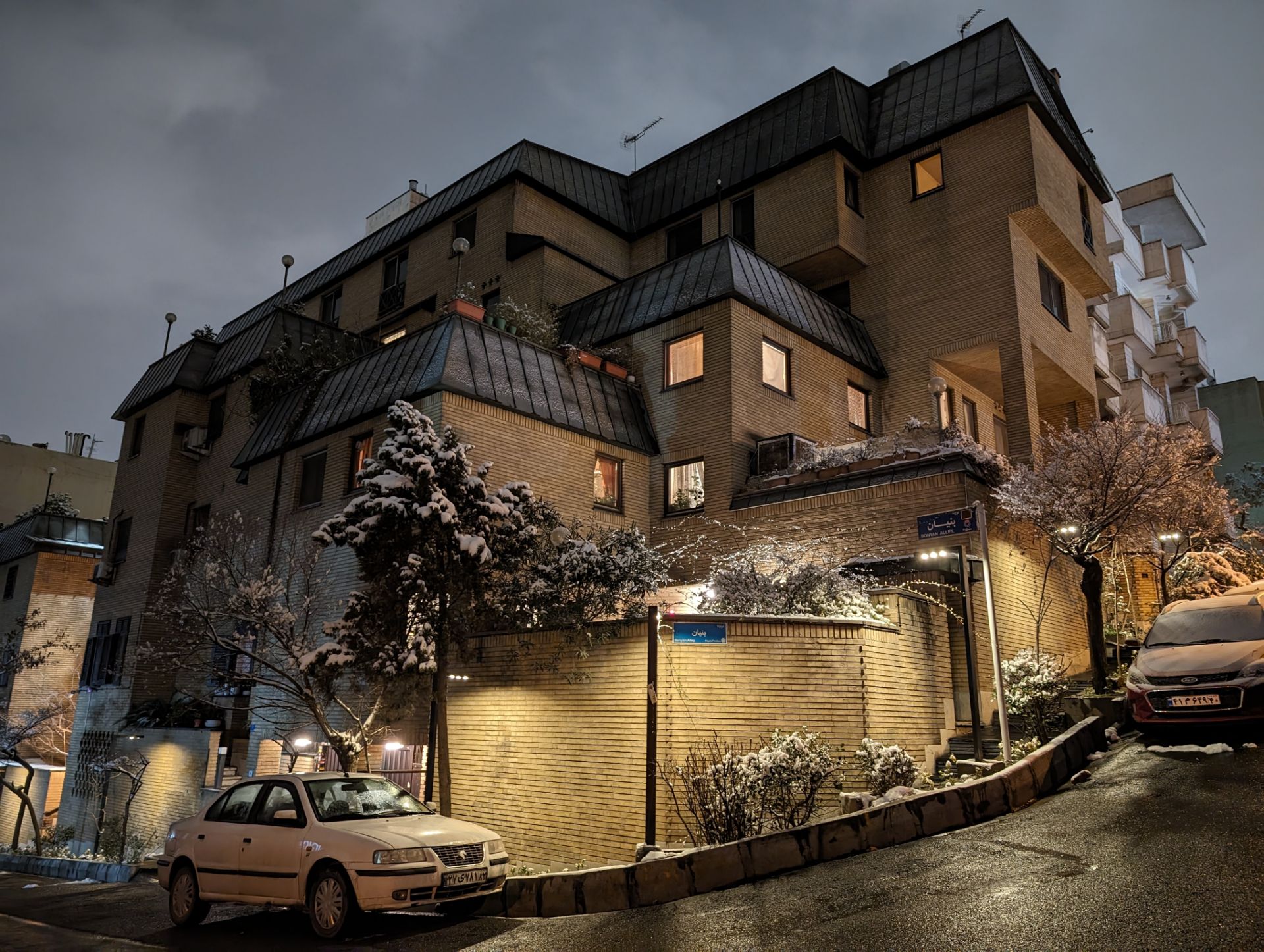 خانه ویلایی در شب