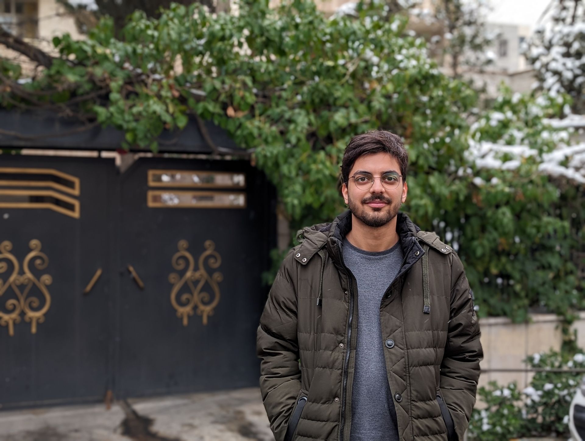 فردی در مقابل درب منزل