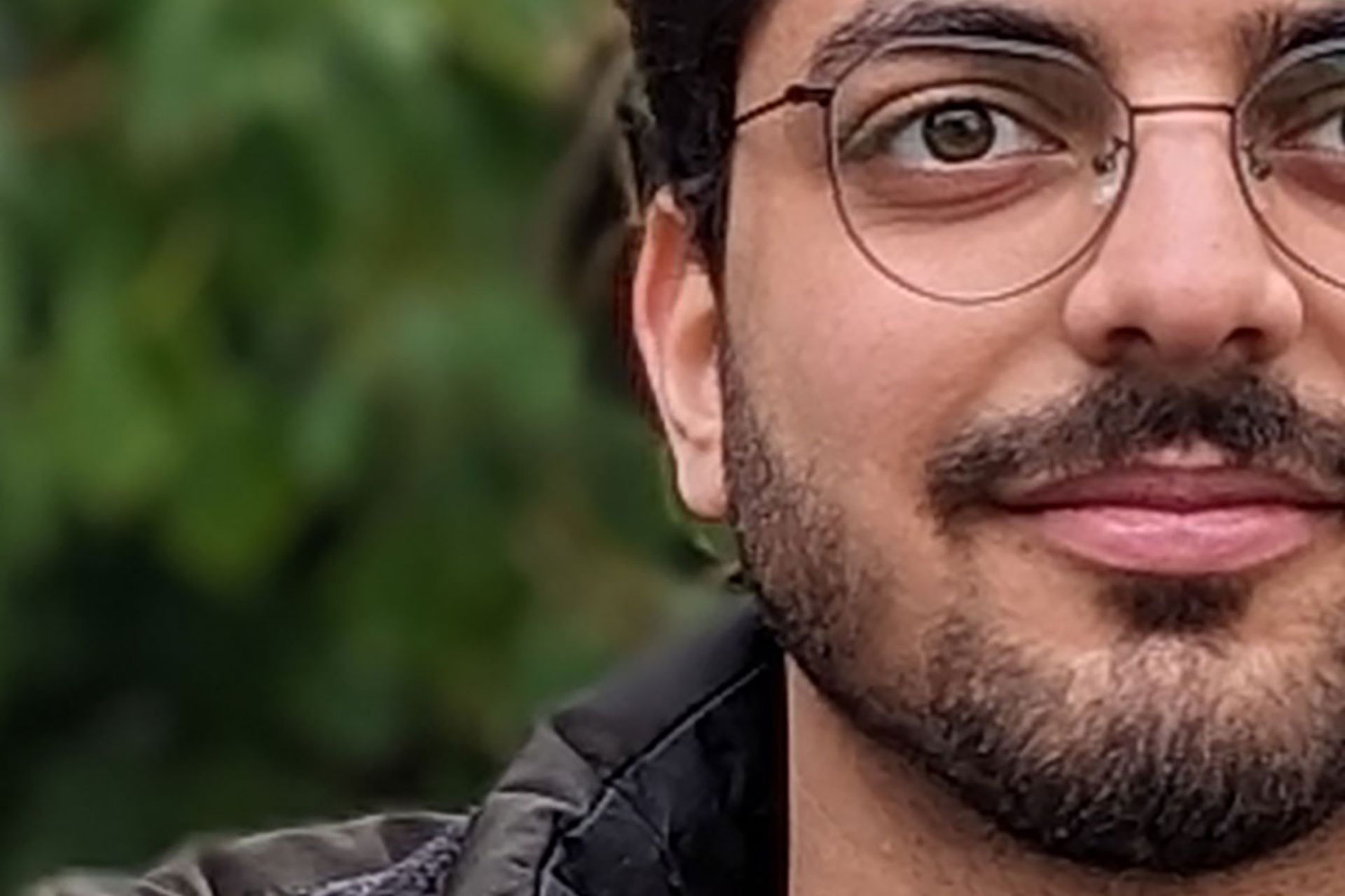 نمایی نزدیک از صورت یک فرد