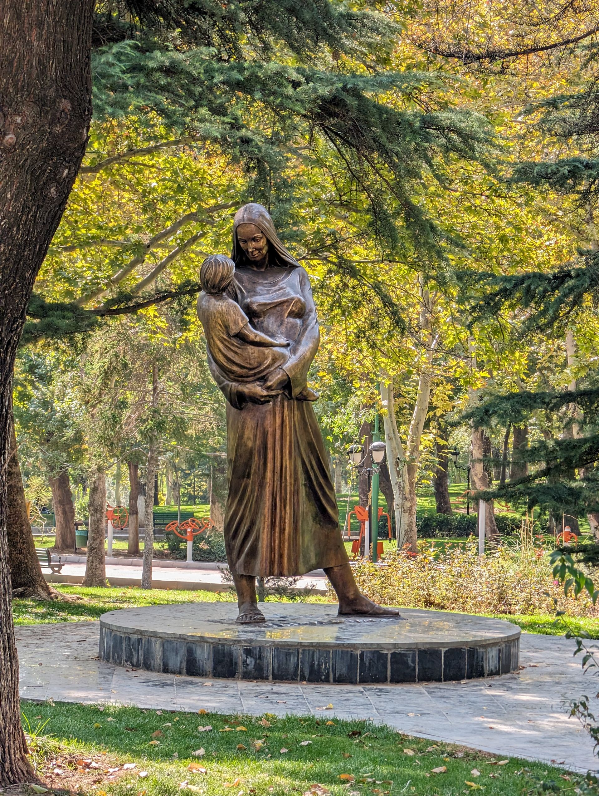 نمونه عکس پیکسل ۸ پرو - مجسمه‌ای در پارک ملت