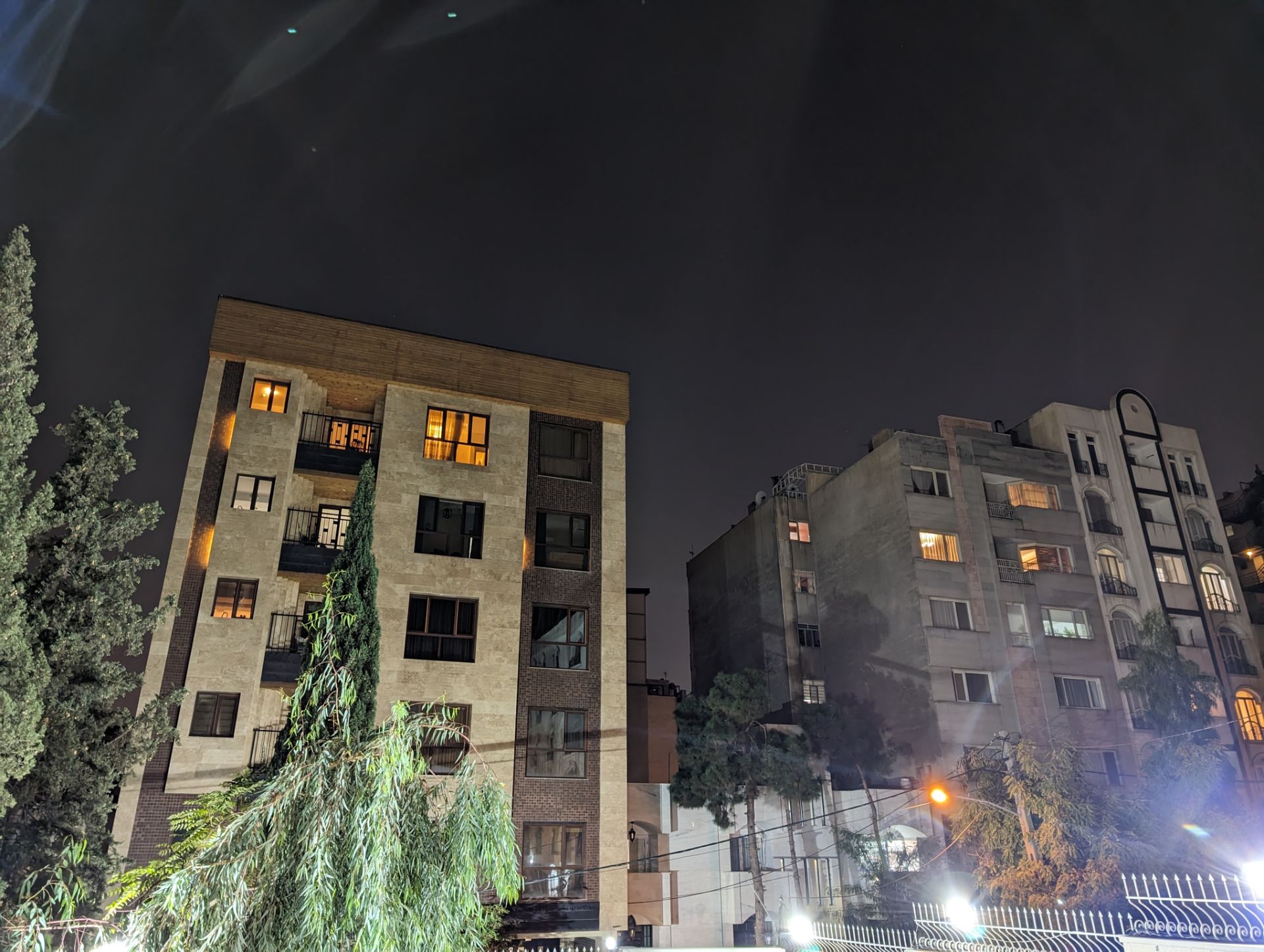 عکس دوربین اصلی پیکسل ۸ پرو در تاریکی ۱