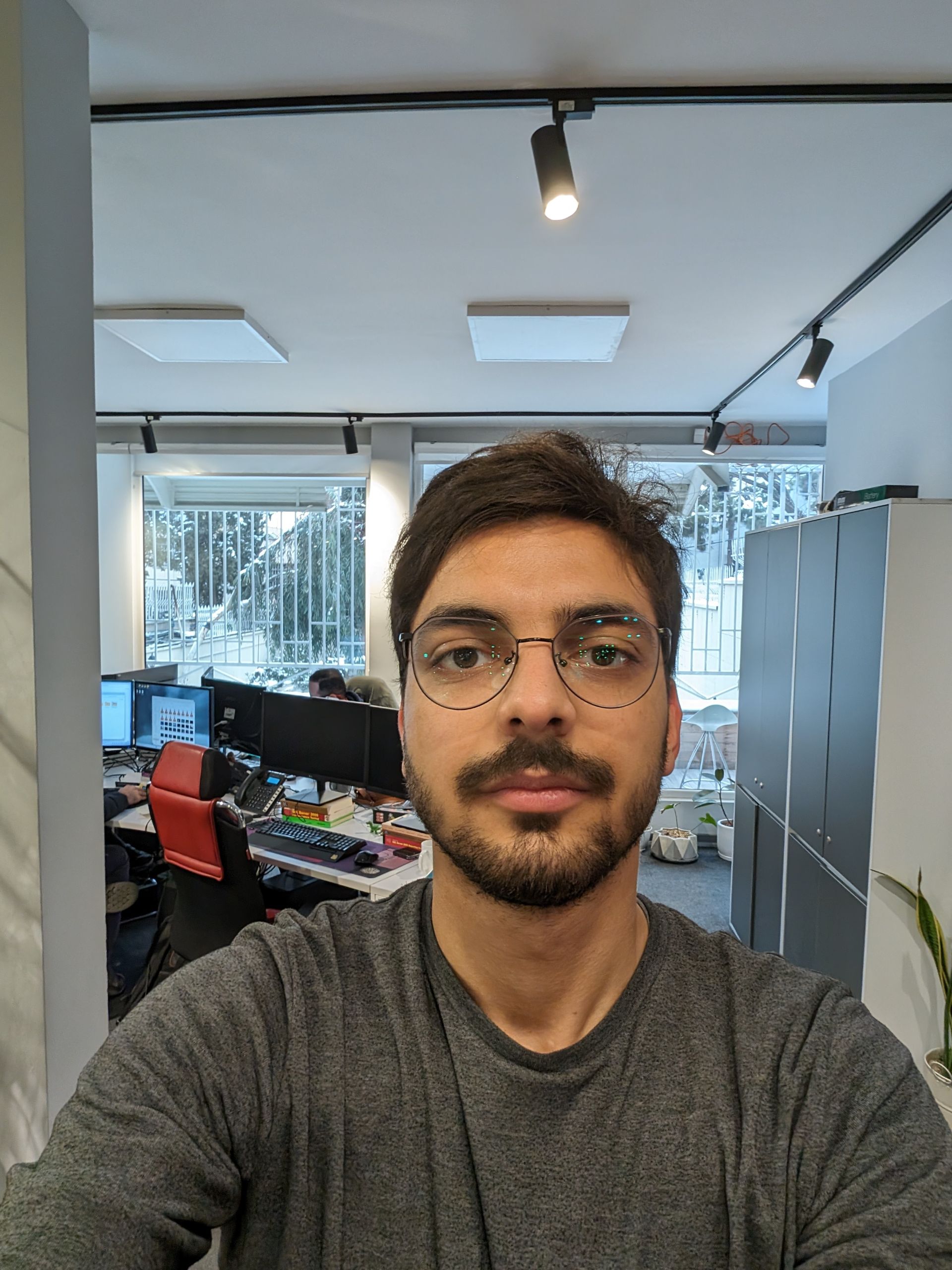 سلفی فردی در محیط کار 