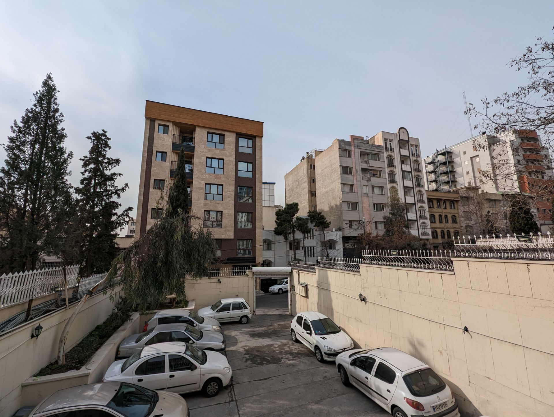 نمای بیرونی یک ساختمان سنگی آجری