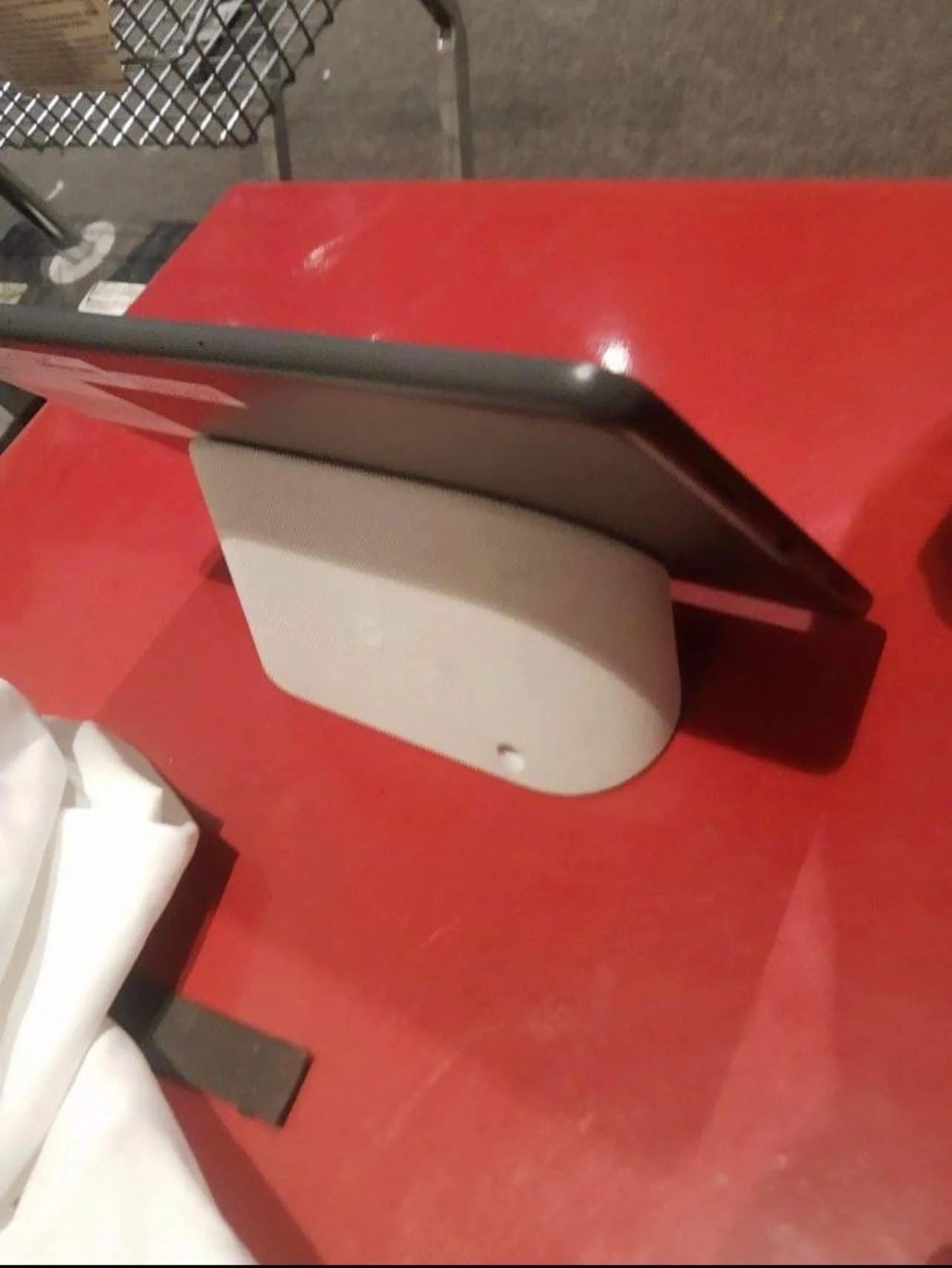 تبلت پیکسل گوگل به همراه داک