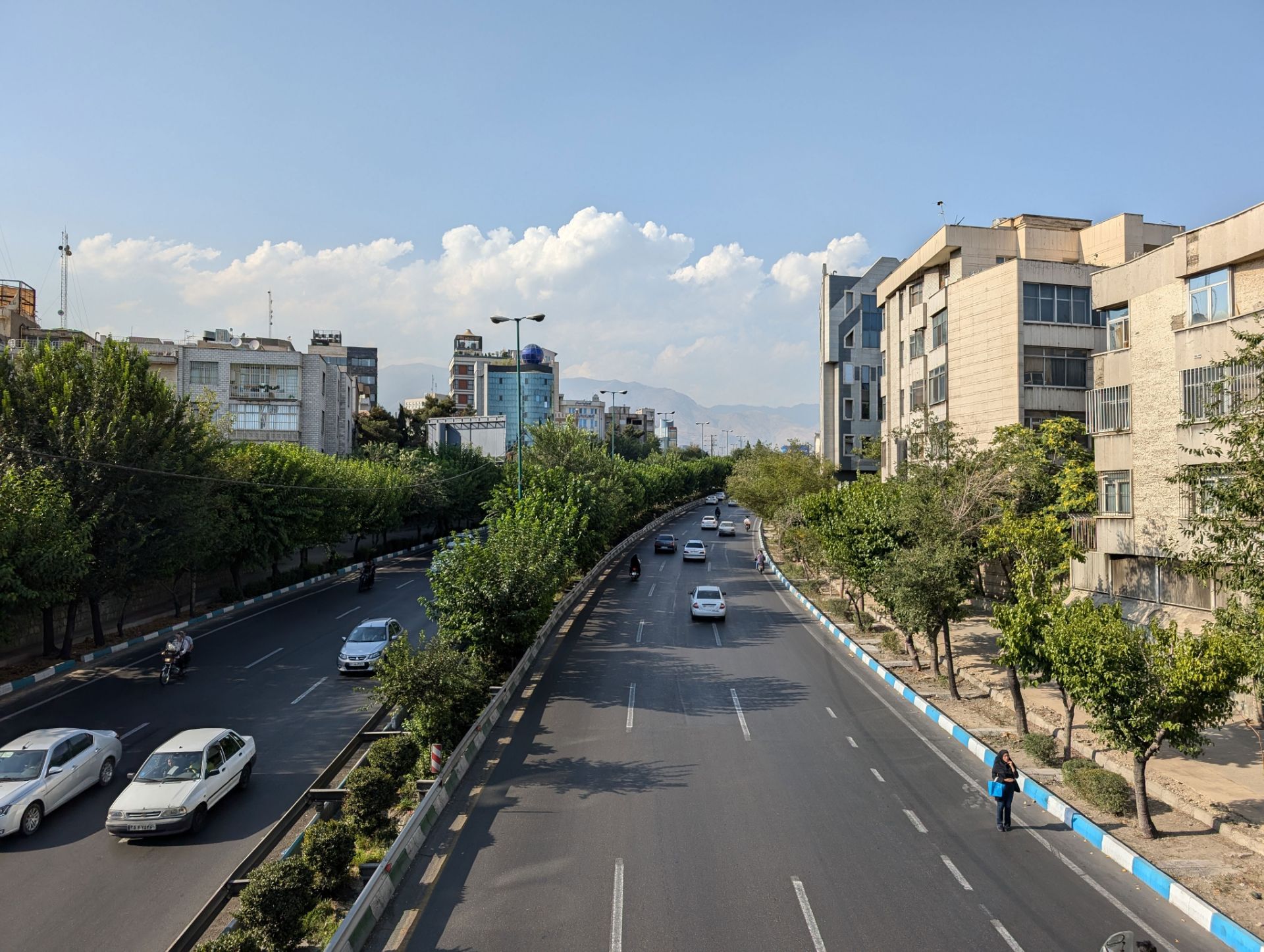 اتوبان با تعدادی از ماشین ها در حرکت