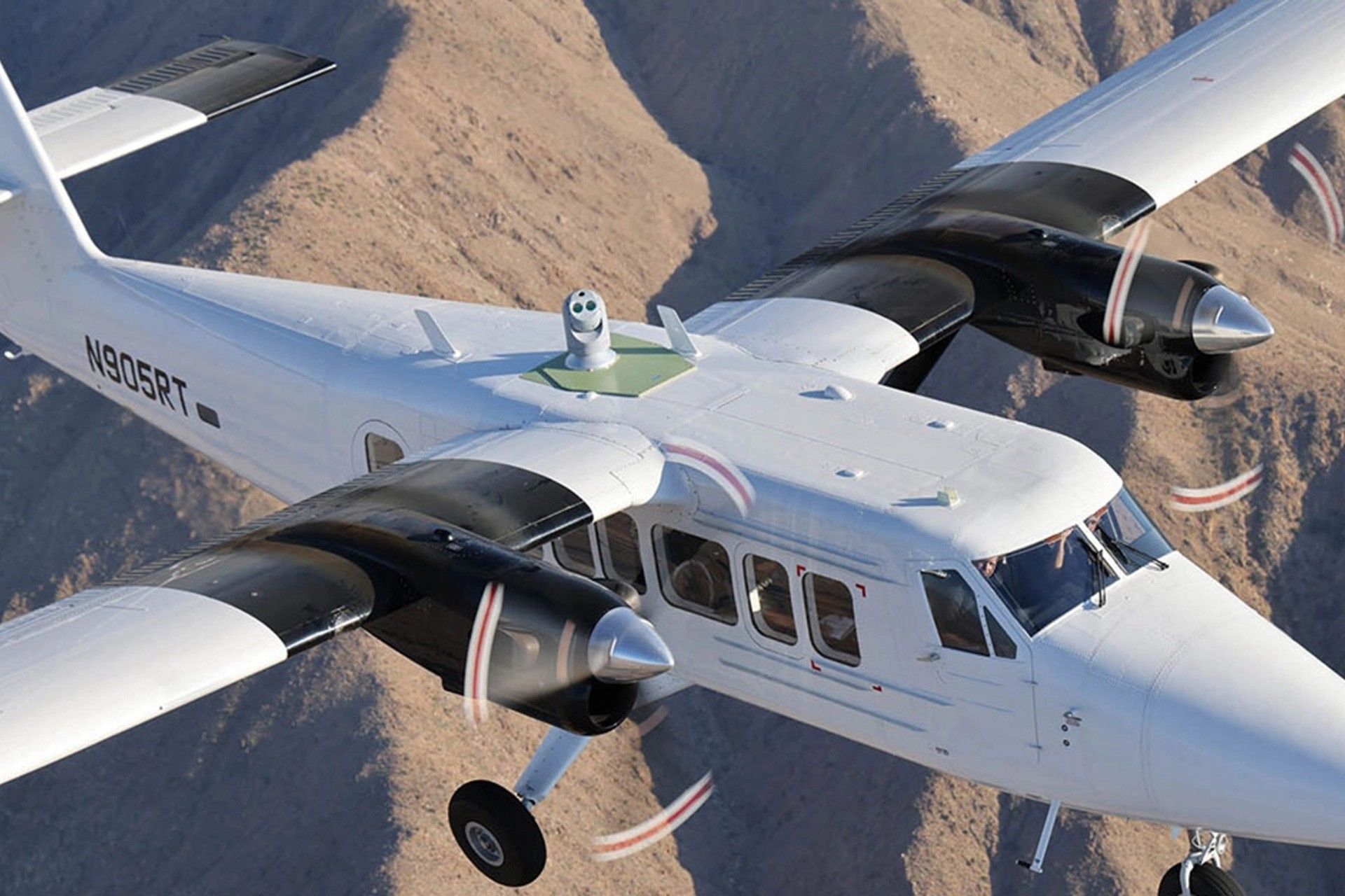 یک هواپیمای با سیستم ارتباط لیزری در حال پرواز