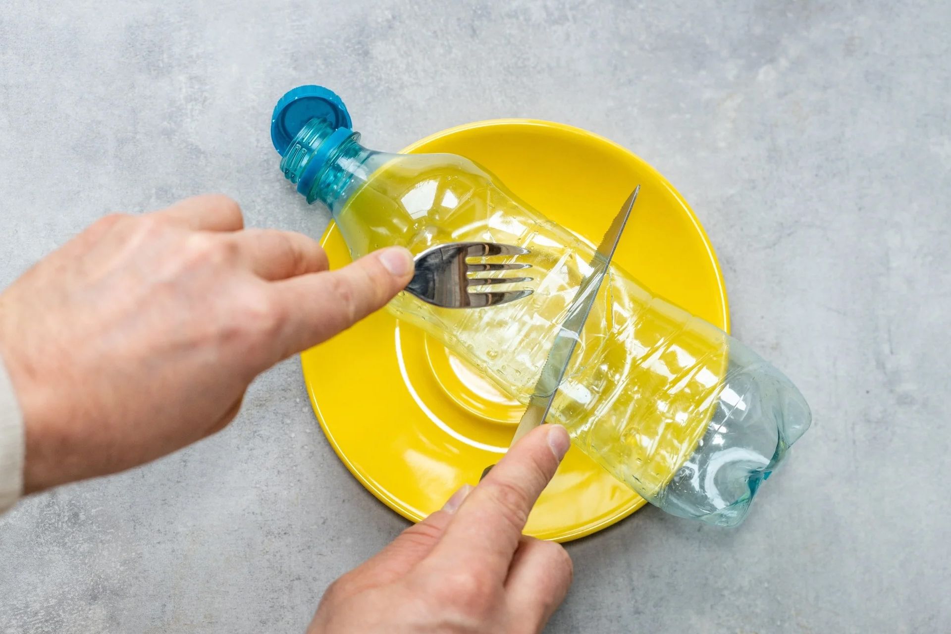 بطری پلاستیکی در بشقاب غذا