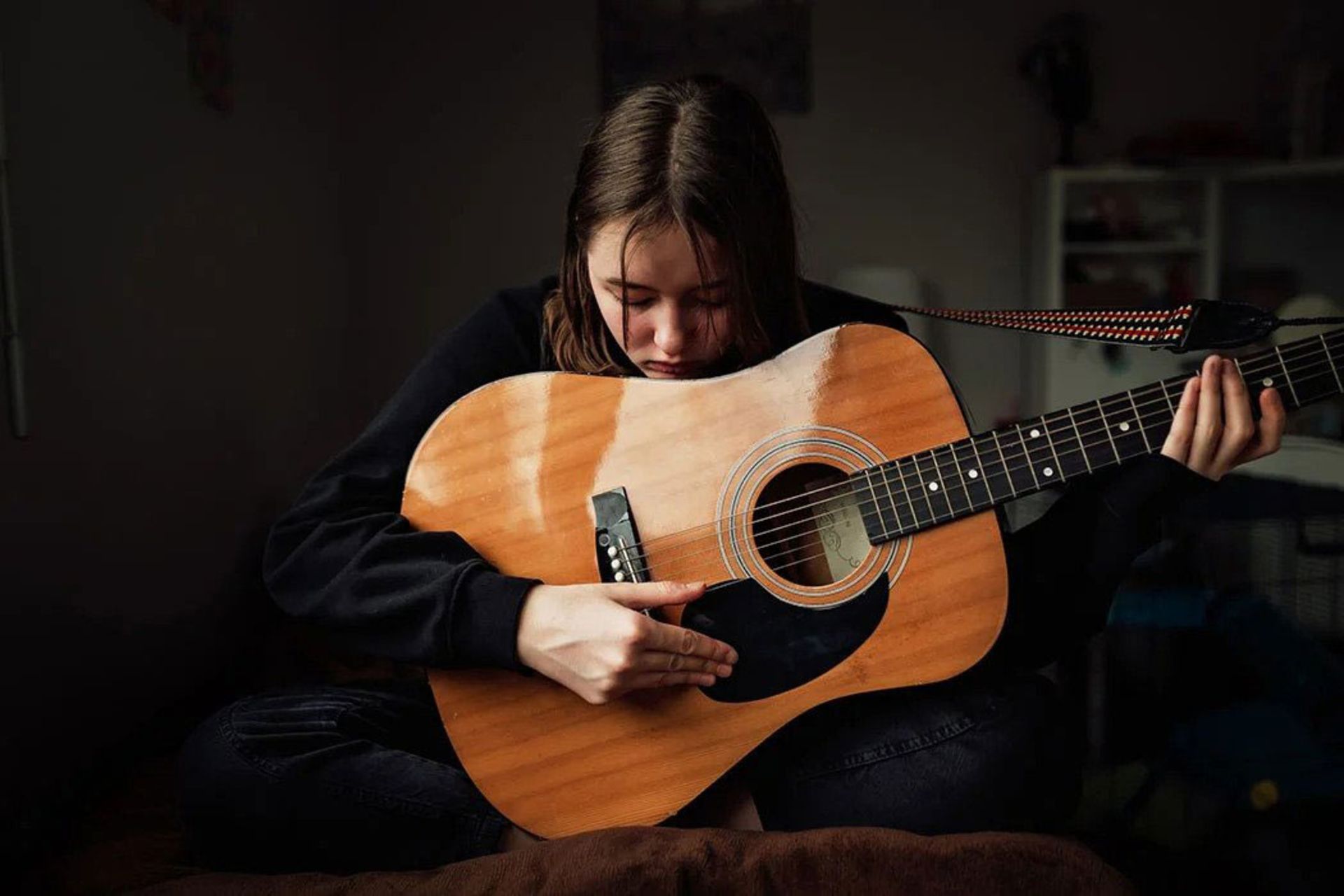 دختر غمگین در حال گیتار زدن