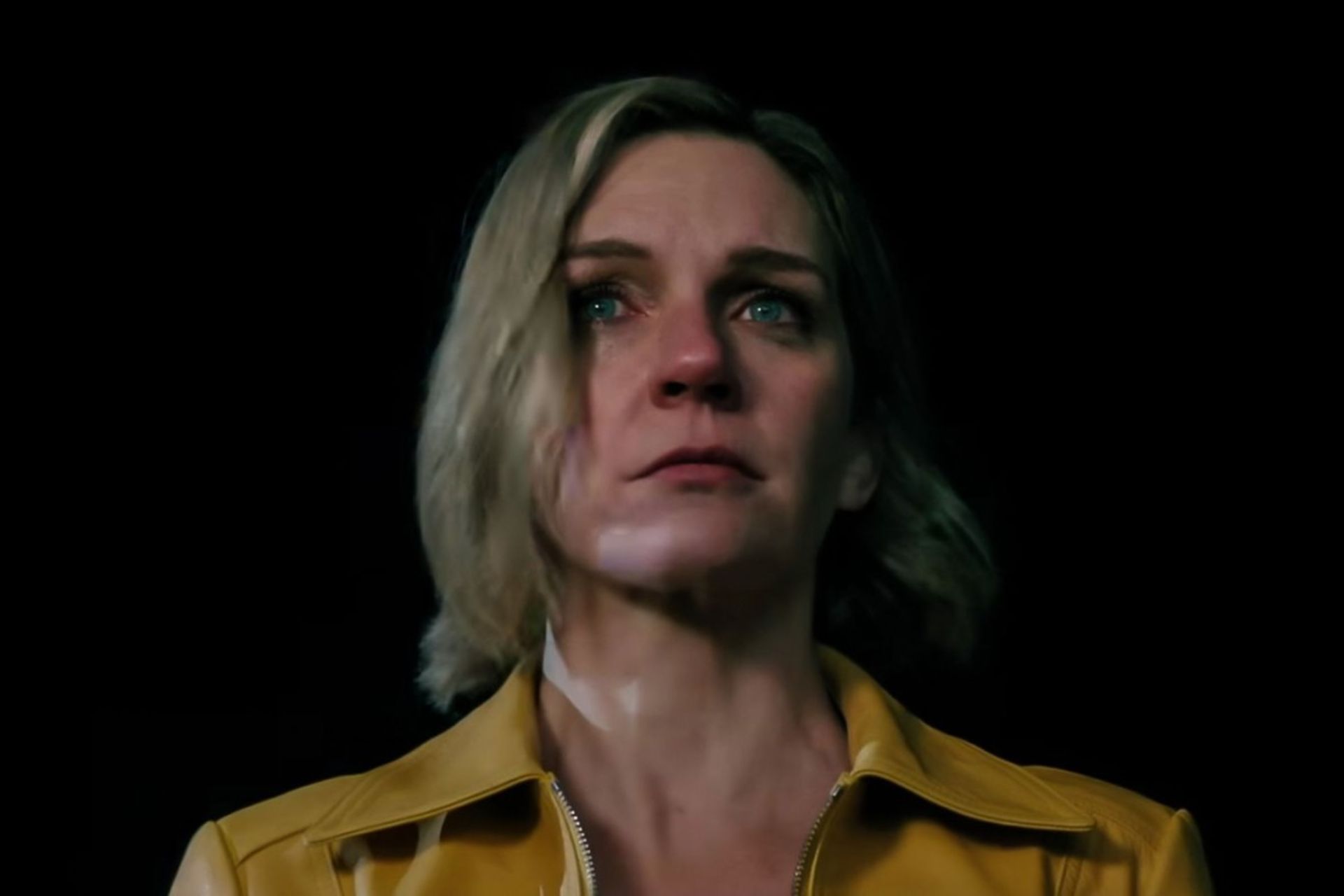 یک زن جوان با چهره‌ای نگران و حیرت‌زده