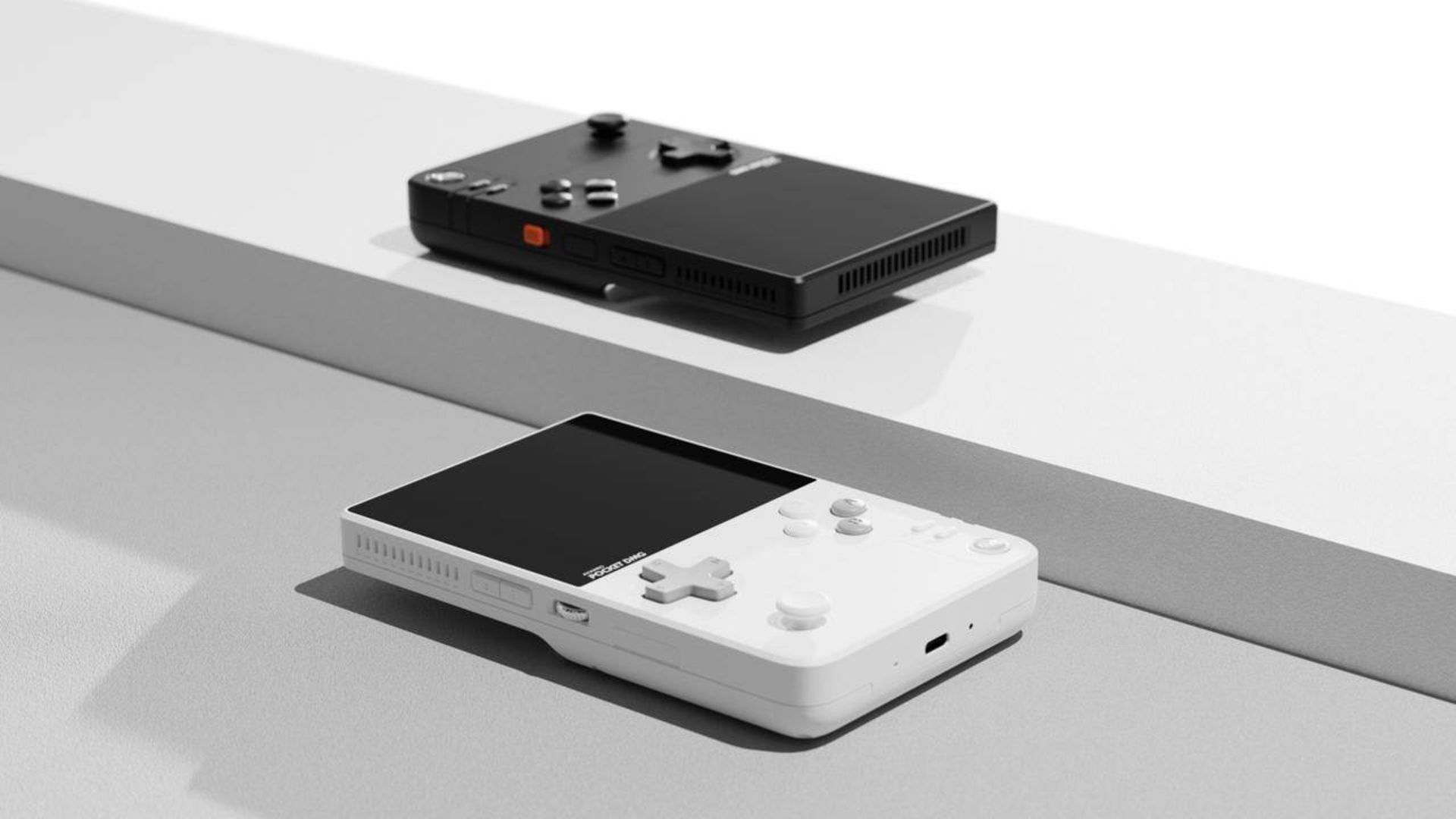 دو کامپیوتر دستی آیانئو پاکت دی‌ام‌جی رنگ سفید و مشکلی از نمای سه‌چهارم در کنار هم