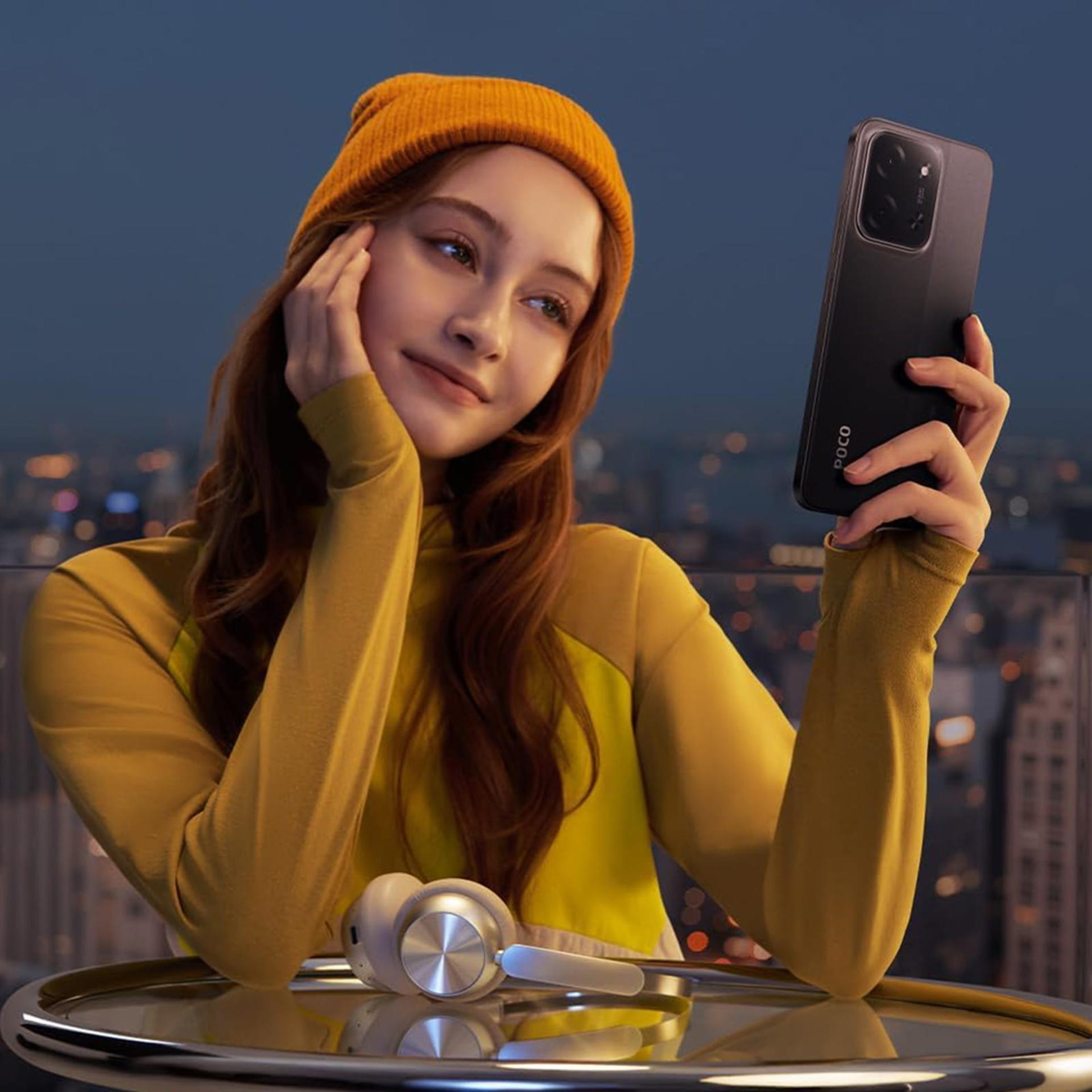 پوکو سی ۸۵ مدل 5G مشکی رنگ در دست