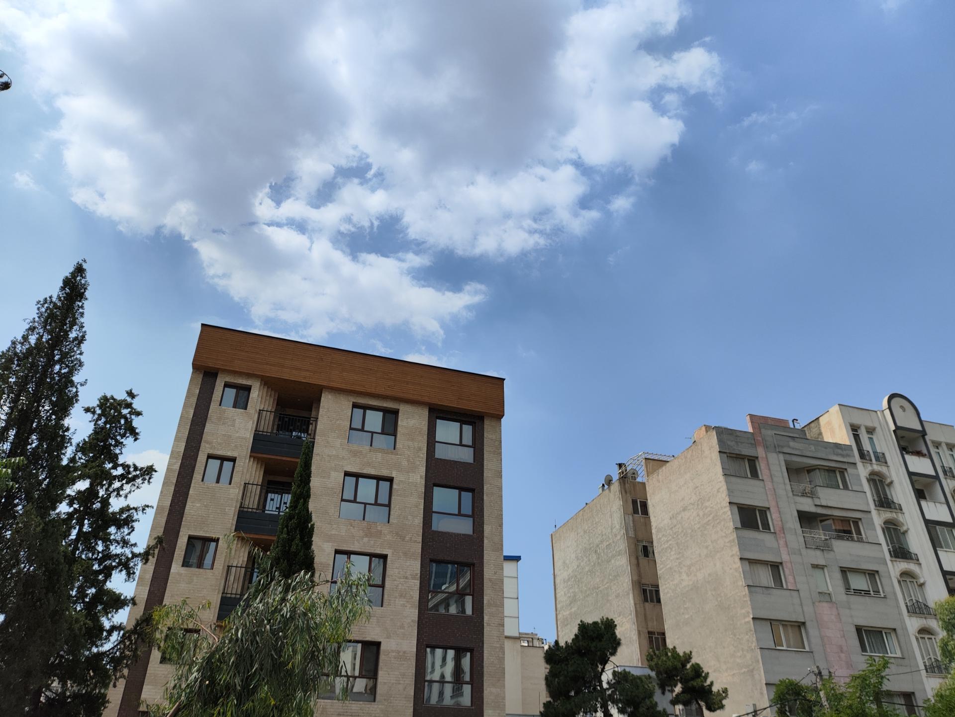 نمونه عکس ثبت شده با دوربین اصلی در نور کافی - پوکو F5 - عکاسی از ساختمان