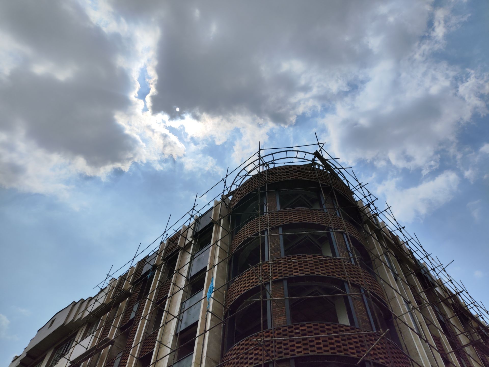 نمونه عکس ثبت شده با دوربین اصلی در نور کافی - پوکو F5 - عکاسی از ساختمان درحال ساخت