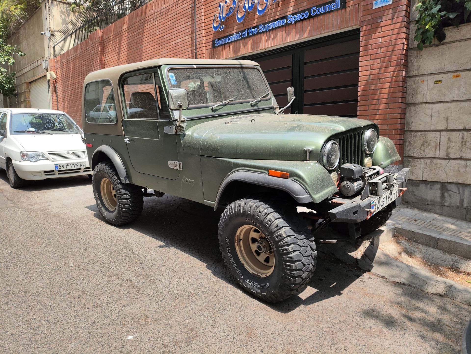 نمونه عکس ثبت شده با دوربین اصلی در نور کافی - پوکو F5 - عکاسی از خودرو