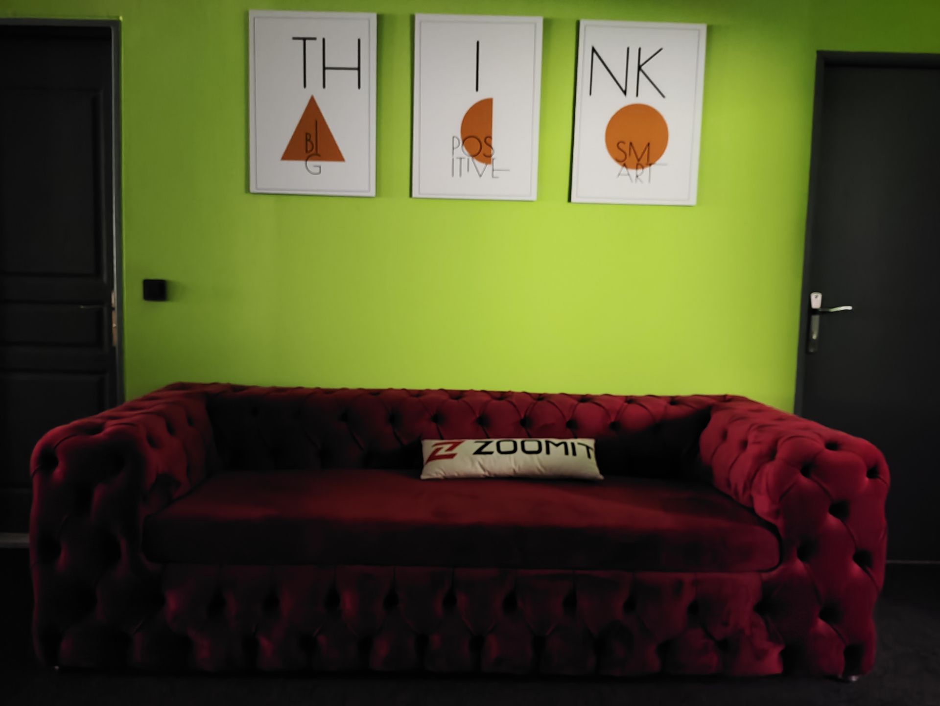 نمونه عکس ثبت شده با دوربین اصلی پوکو F5 شیائومی در نور کم - نایت مود