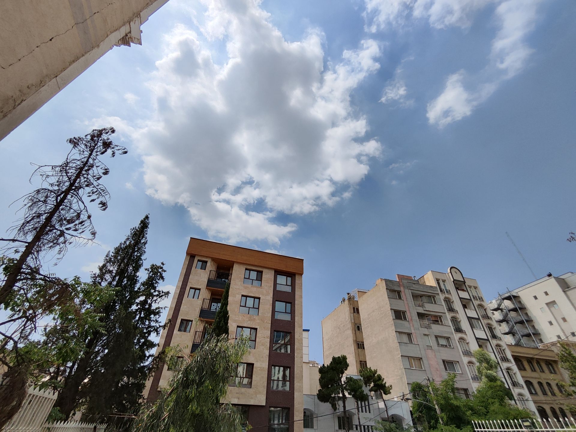 نمونه عکس دوربین اولتراواید پوکو F5 شیائومی در نور کافی - عکاسی از ساختمان