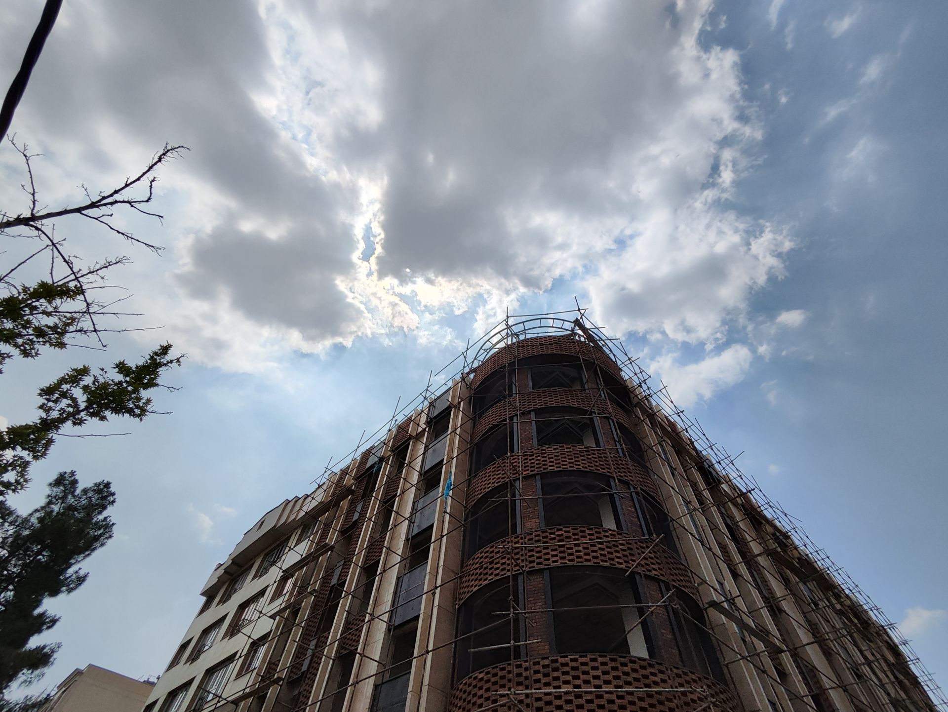 نمونه عکس دوربین اولتراواید پوکو F5 شیائومی در نور کافی - عکاسی از ساختمان درحال ساخت