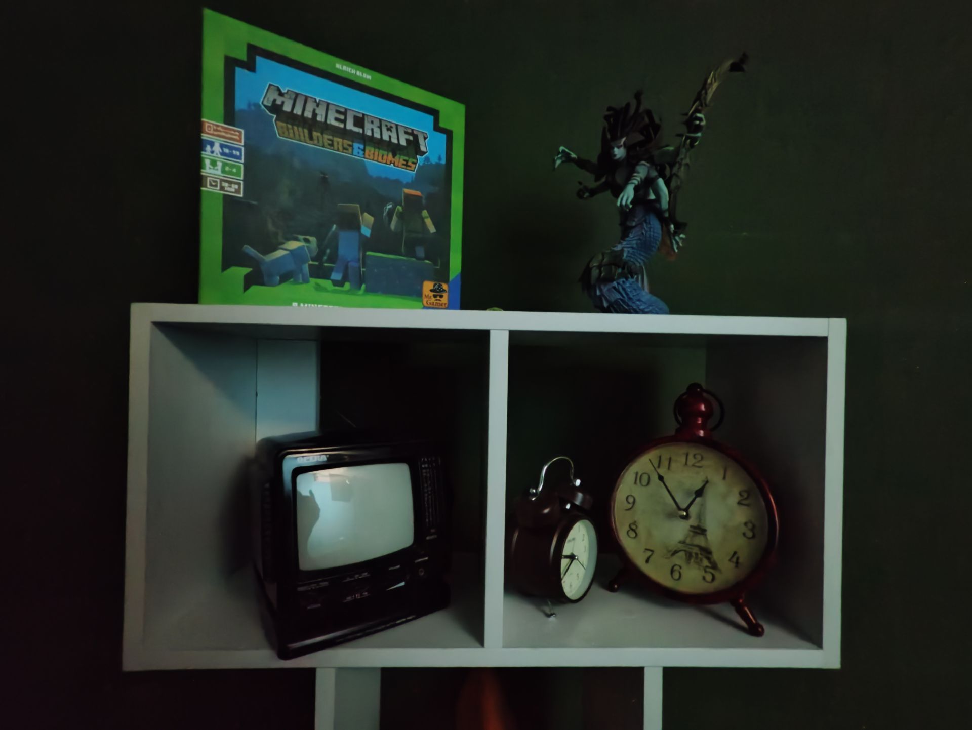 نمونه عکس ثبت شده با دوربین اولتراواید پوکو F5 شیائومی در نور کم - از فیگور - نایت مود