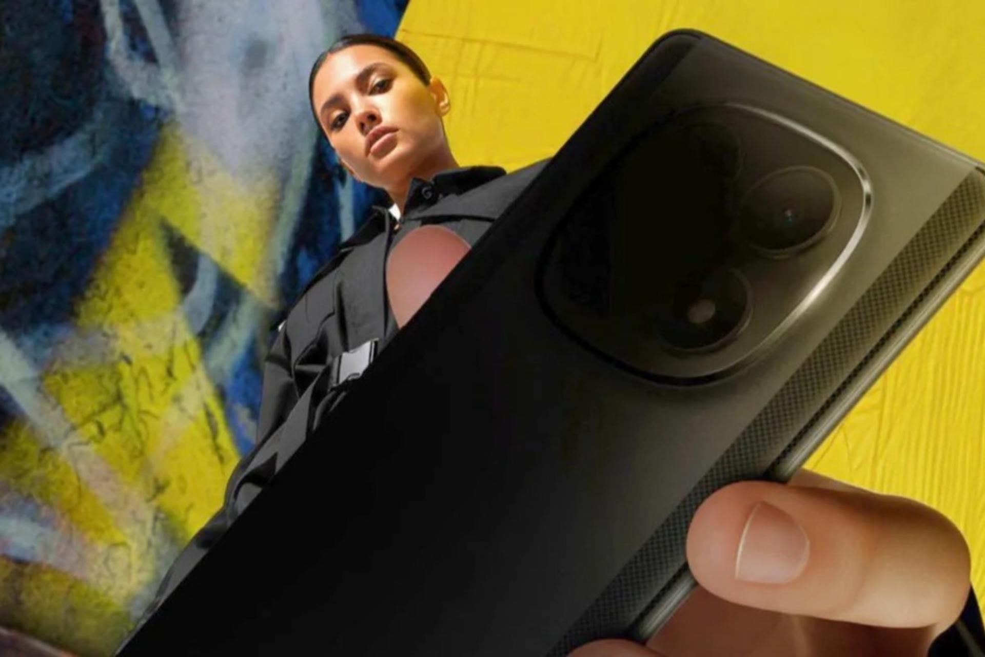 پنل پشت گوشی پوکو M8 پرو رنگ مشکی در دست یک شخص