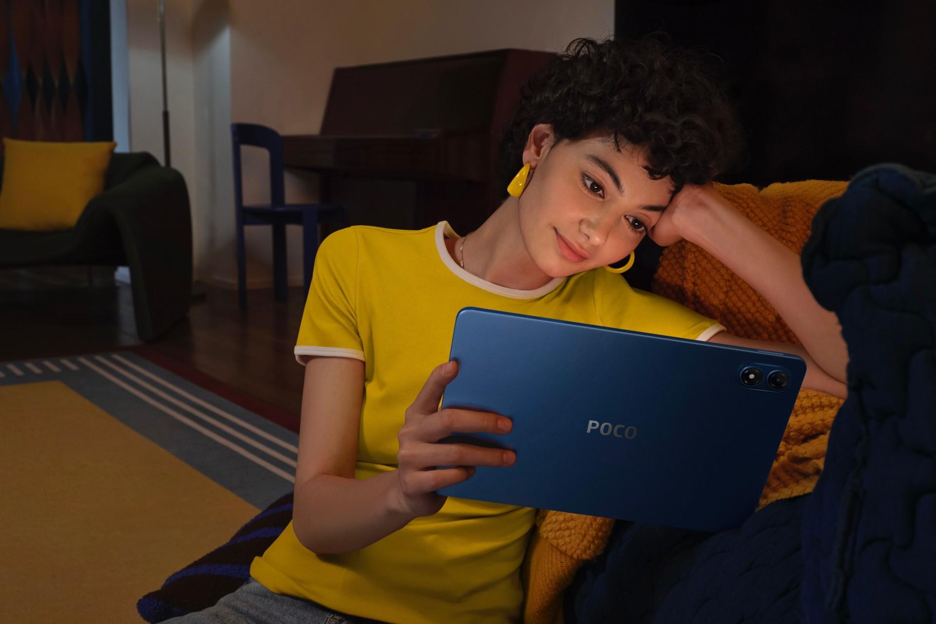 پنل پشتی تبلت پوکو پد M1 در دست یک زن جوان