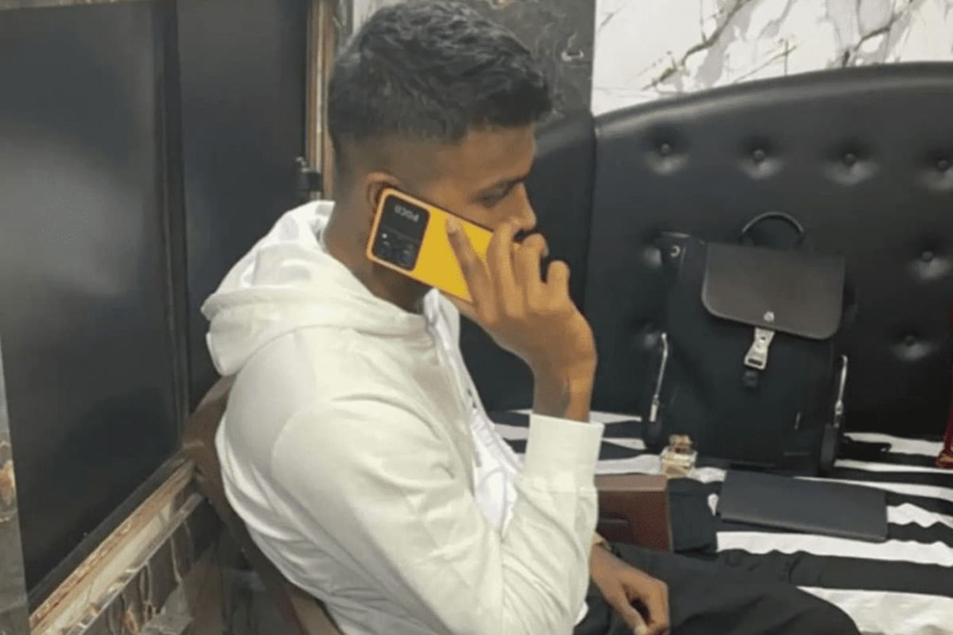 پوکو X5‌ پرو هنگام استفاده توسط بازیکن محبوب هندی کریکت